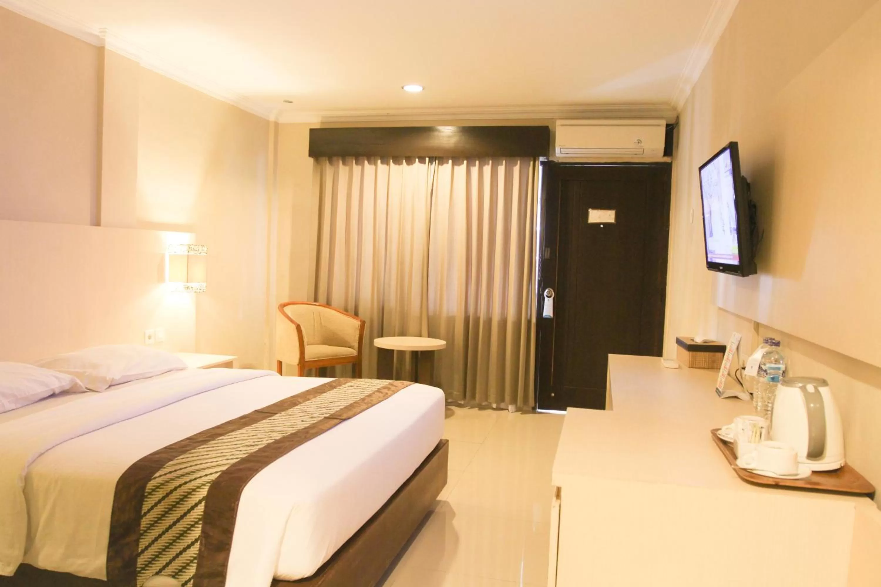 Bedroom, Bed in Cakra Kusuma Hotel