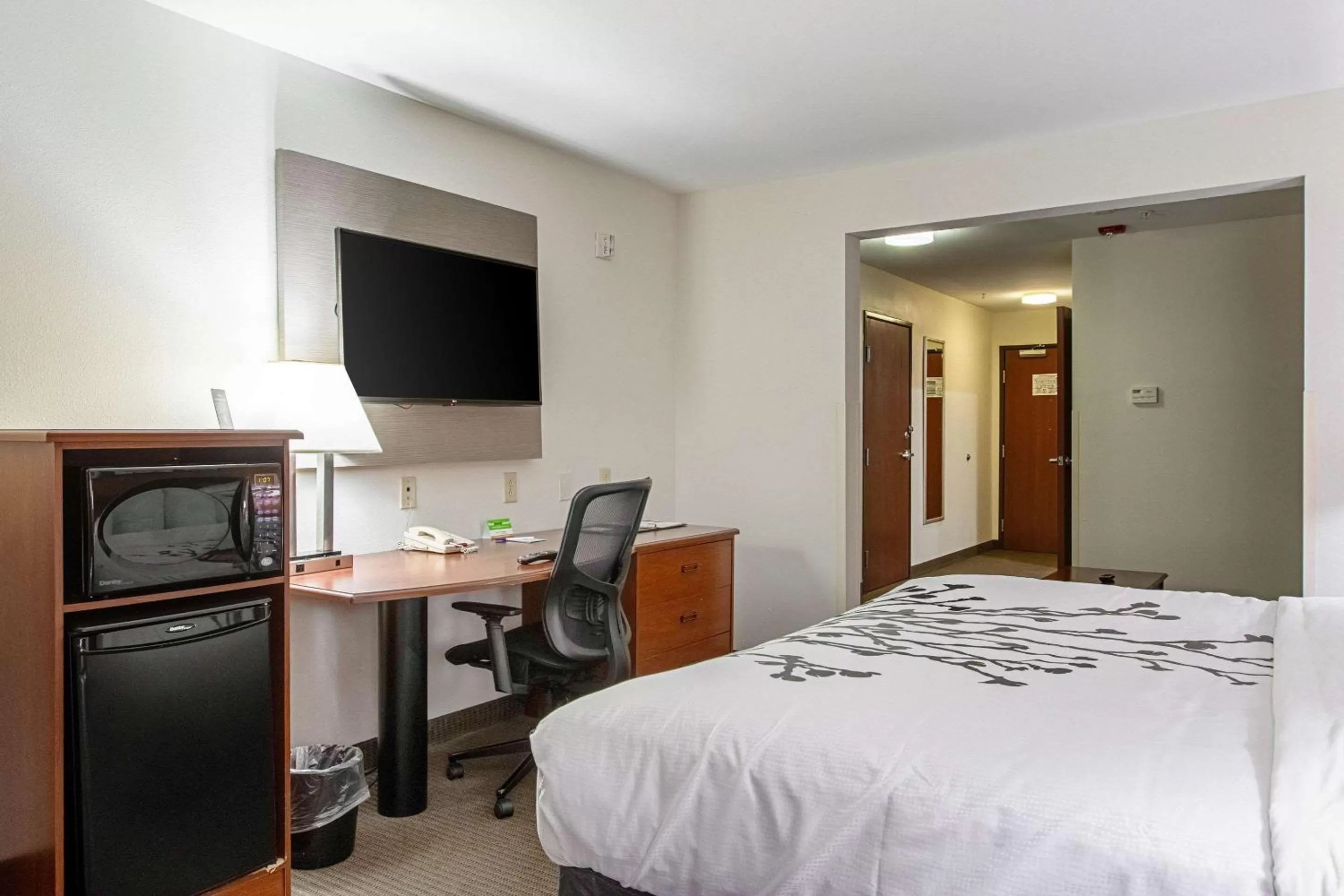 Photo of the whole room, Bed in Sleep Inn & Suites Hobbs