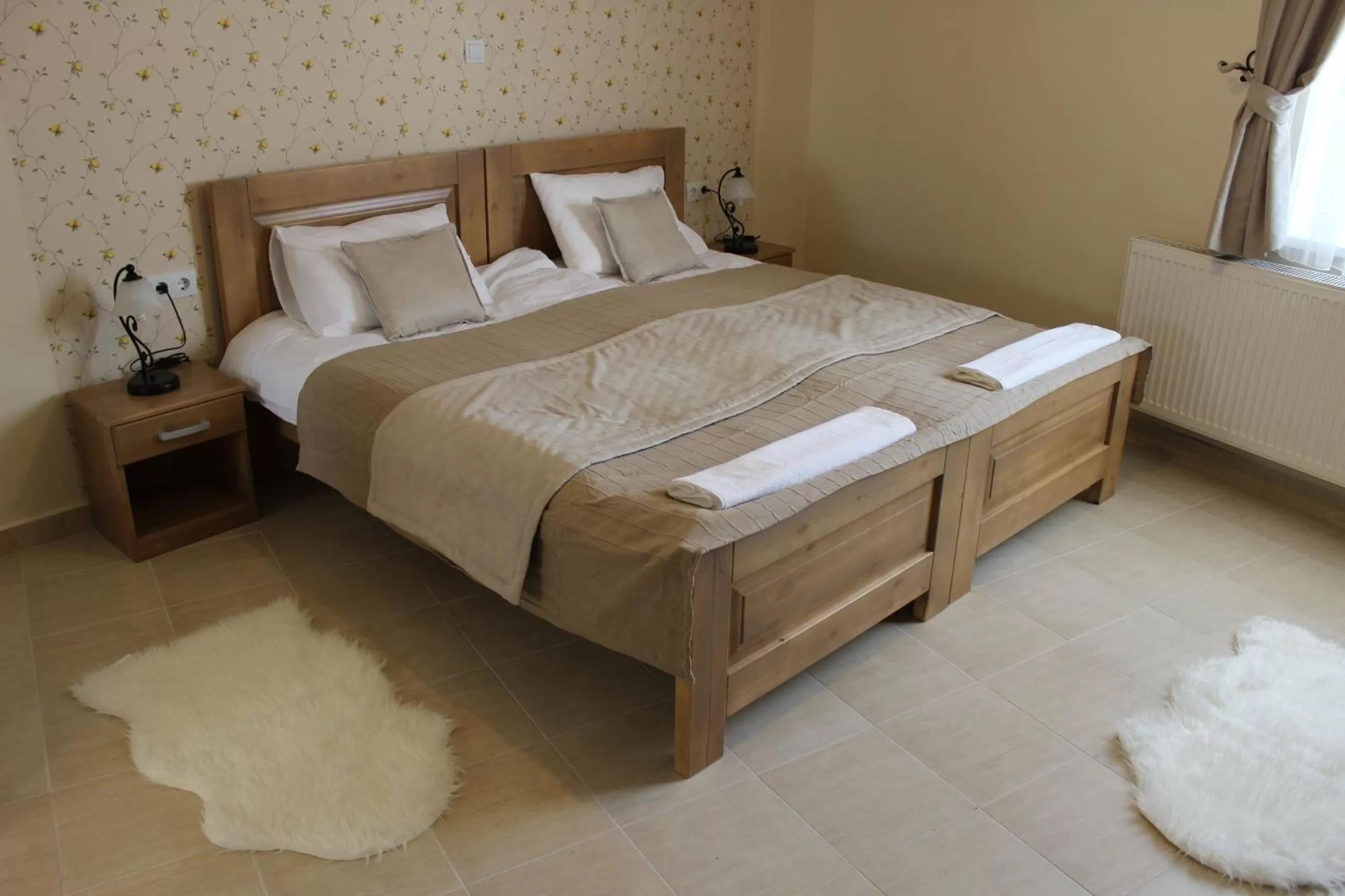 Decorative detail, Bed in Alice Panzió Gold