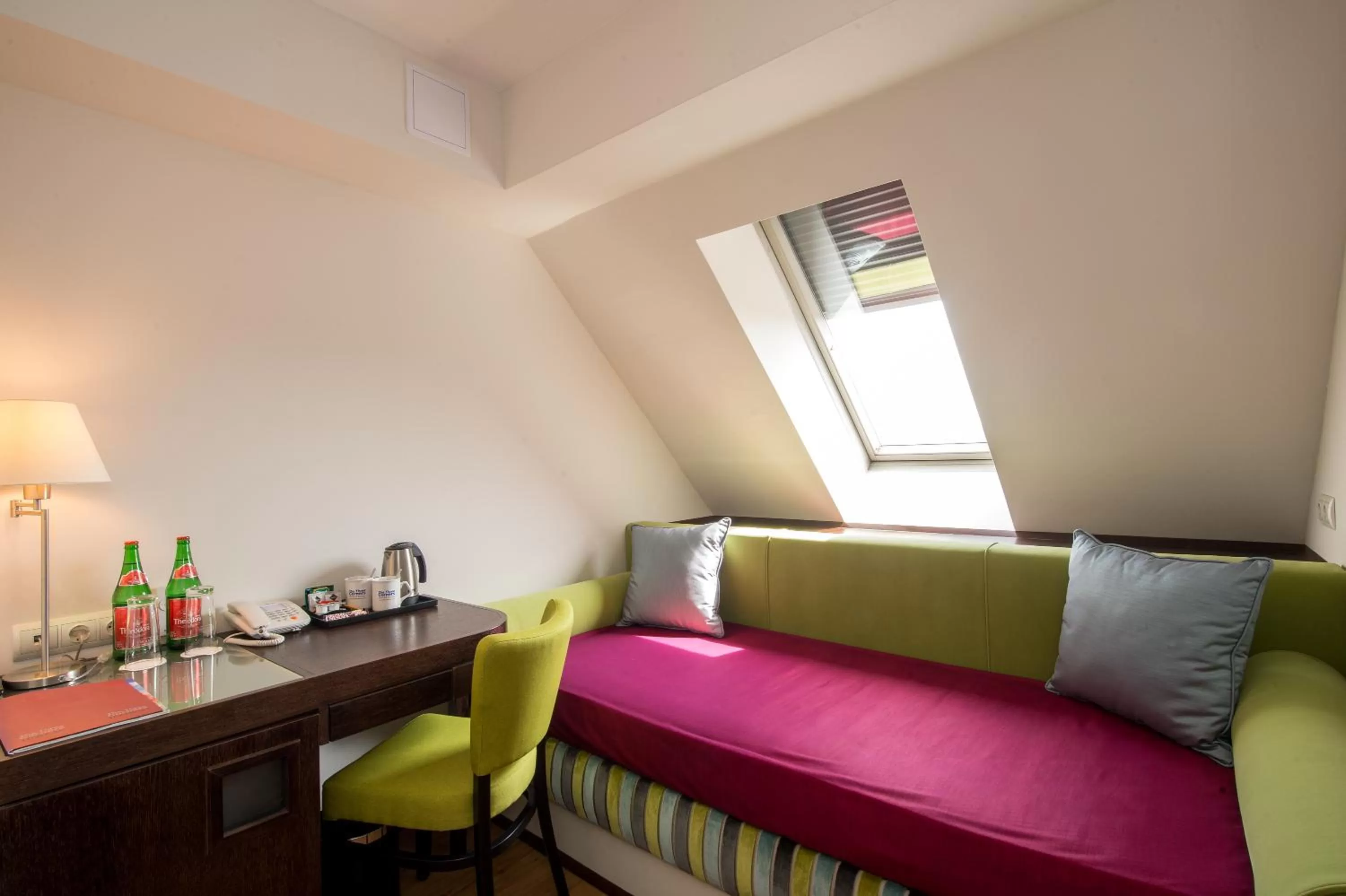 Coffee/tea facilities in Three Corners Hotel Art