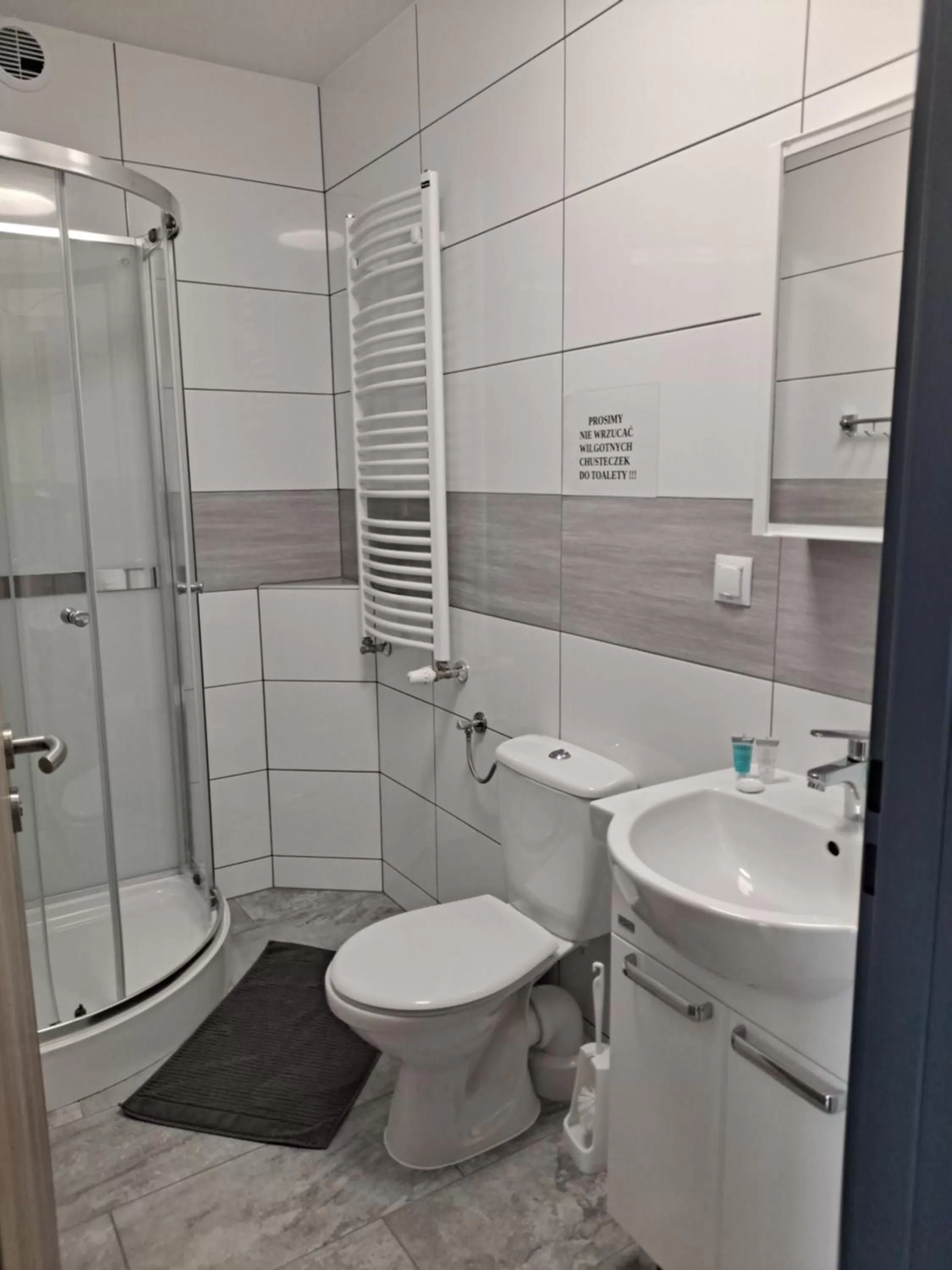 Bathroom in Dom Wycieczkowy "Na stadionie"