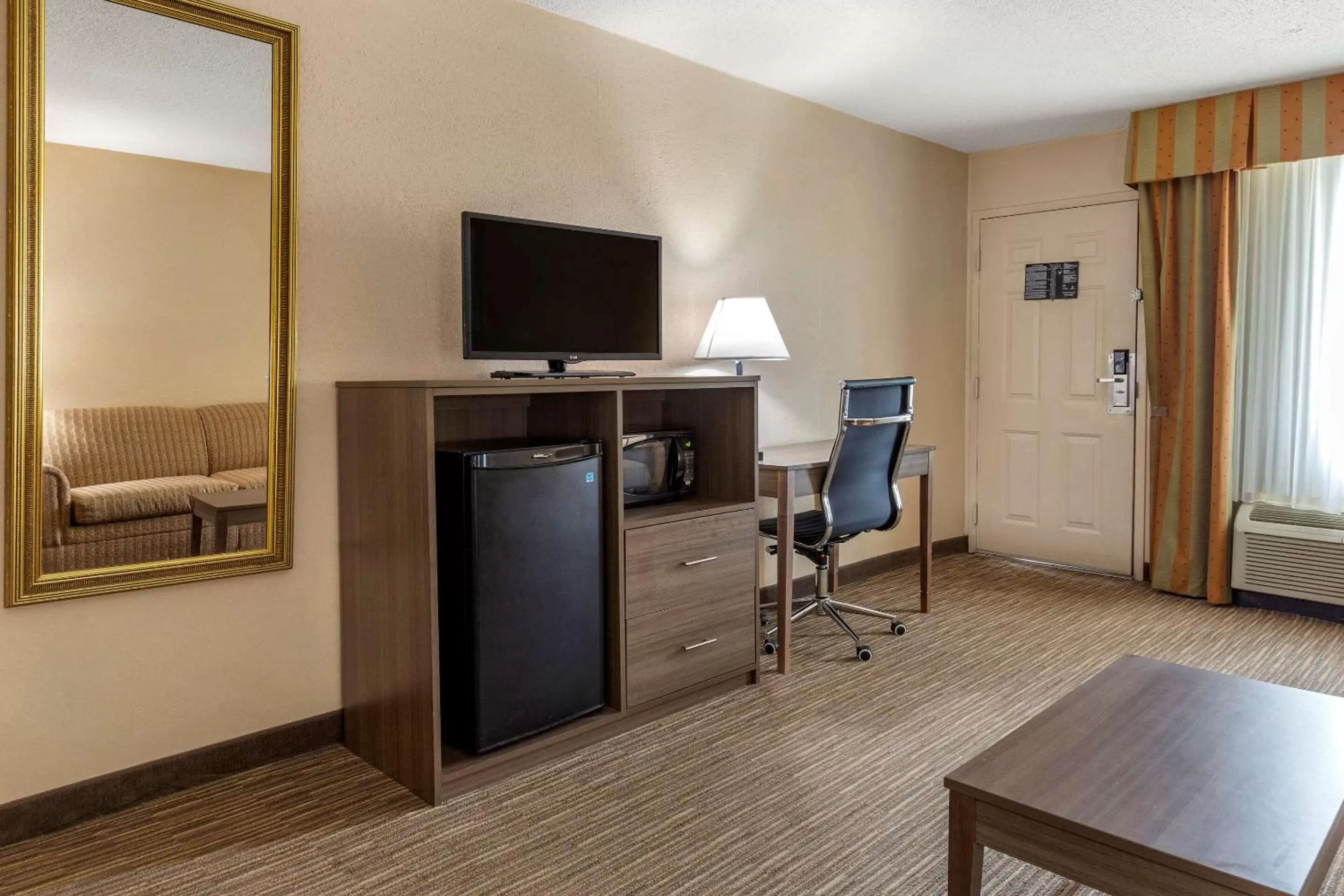 TV and multimedia in Quality Inn & Suites Hanes Mall