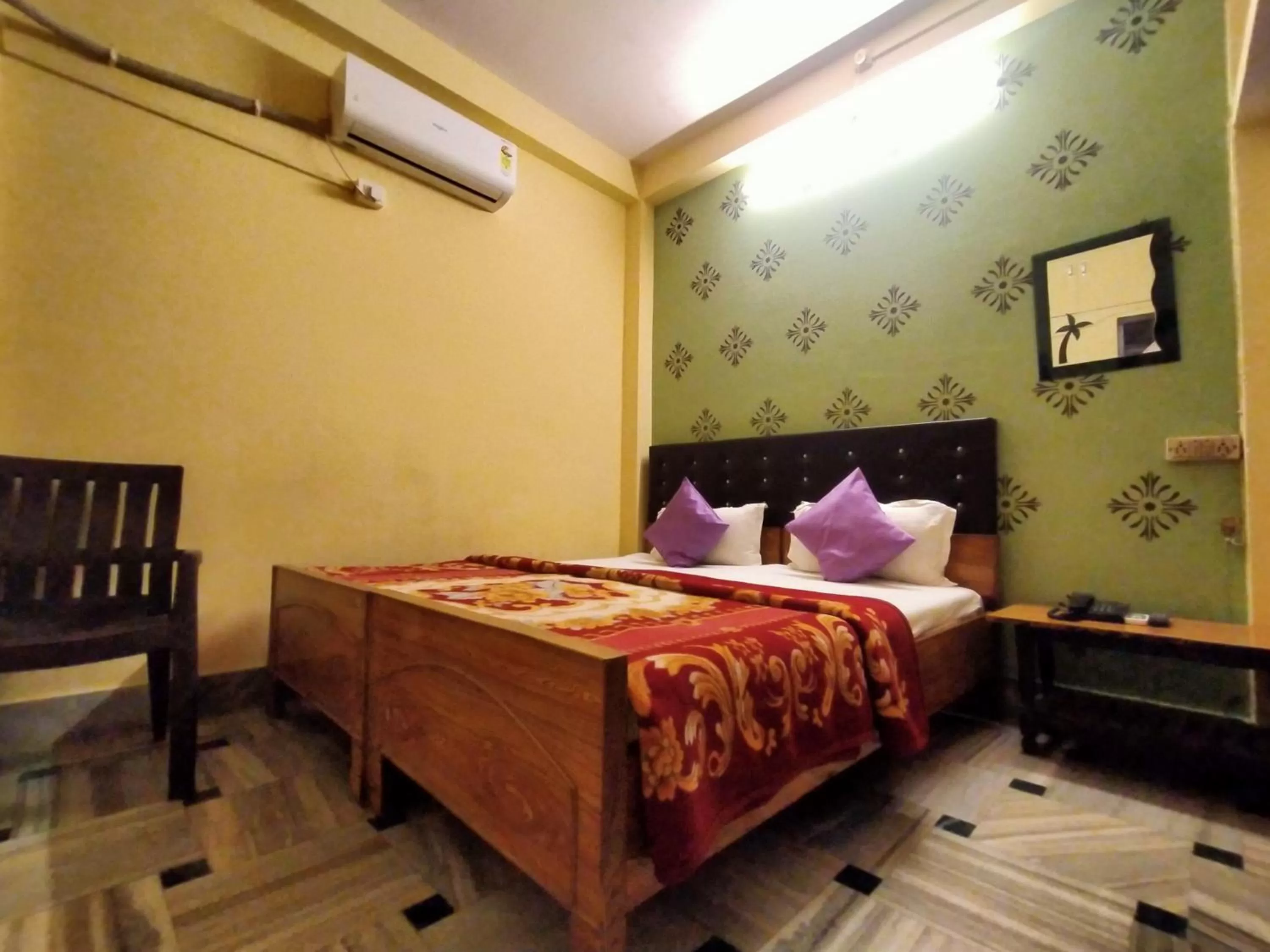 Bed in Hotel Aakash Ganga