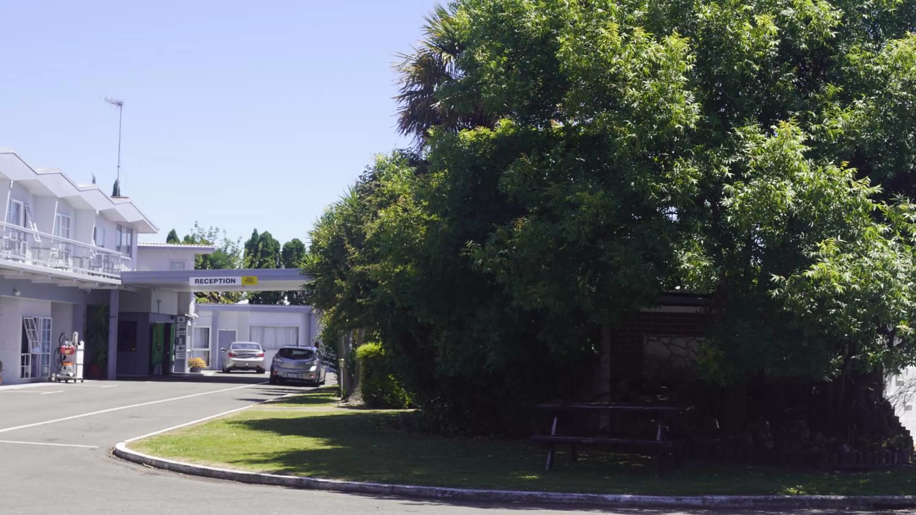 Property building in Apple Motor Inn