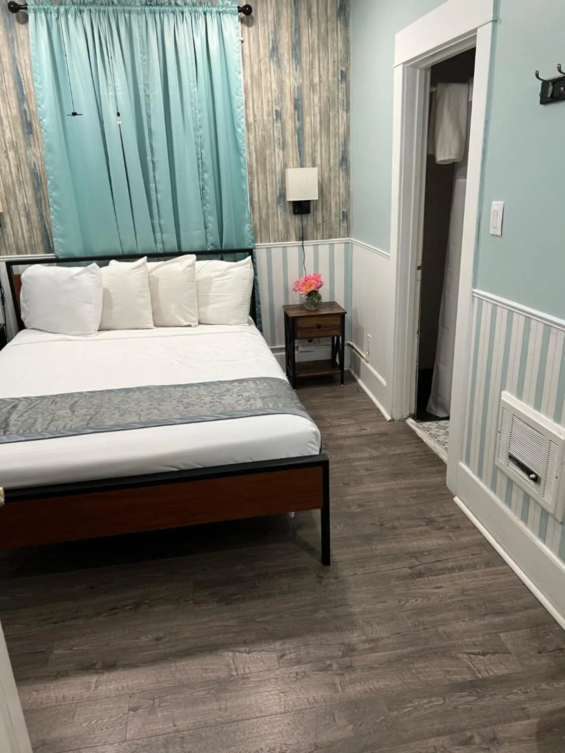 Bedroom in Americas Best Value Inn Royal Carriage