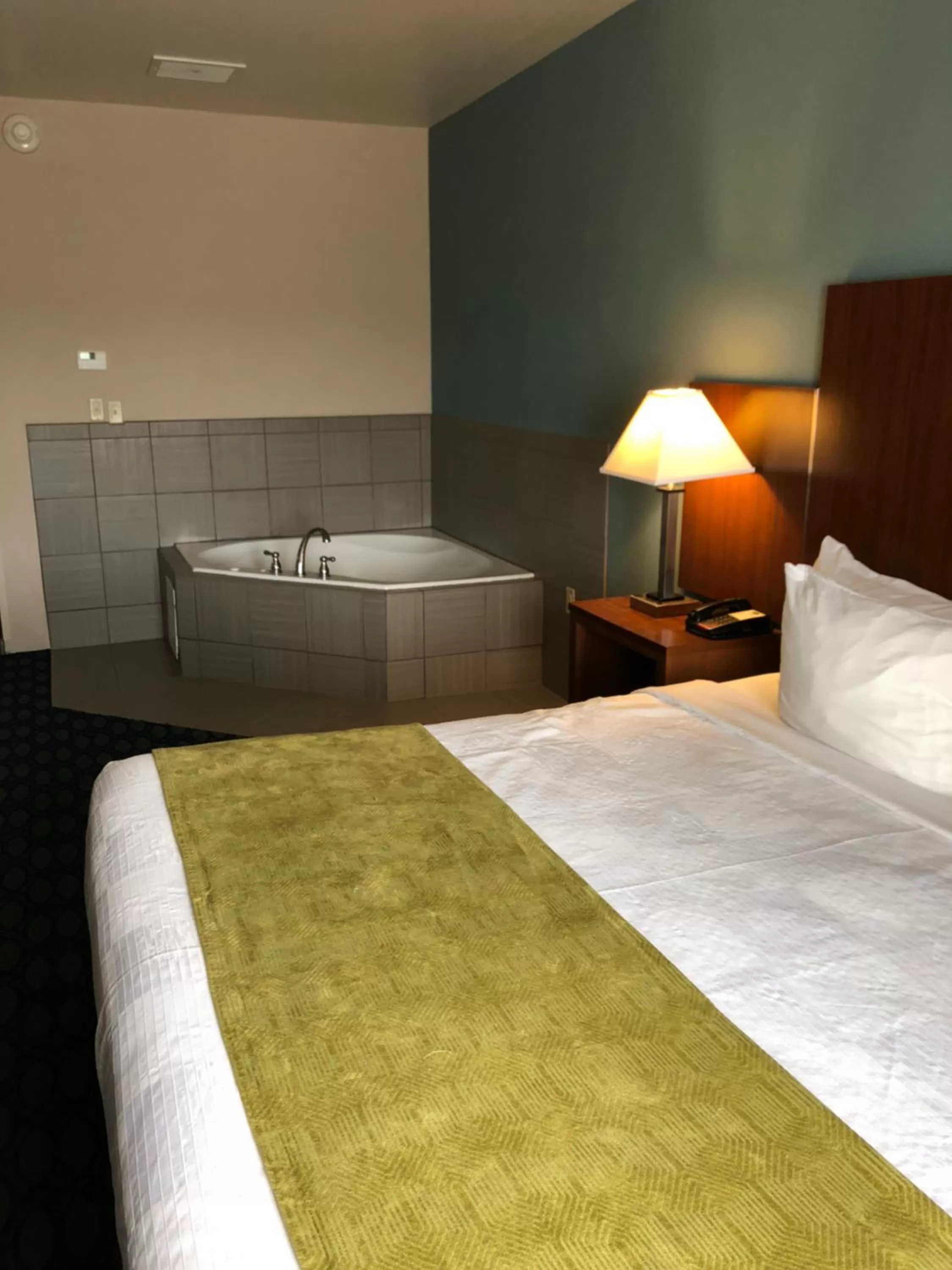 Bed in Countryview Inn & Suites