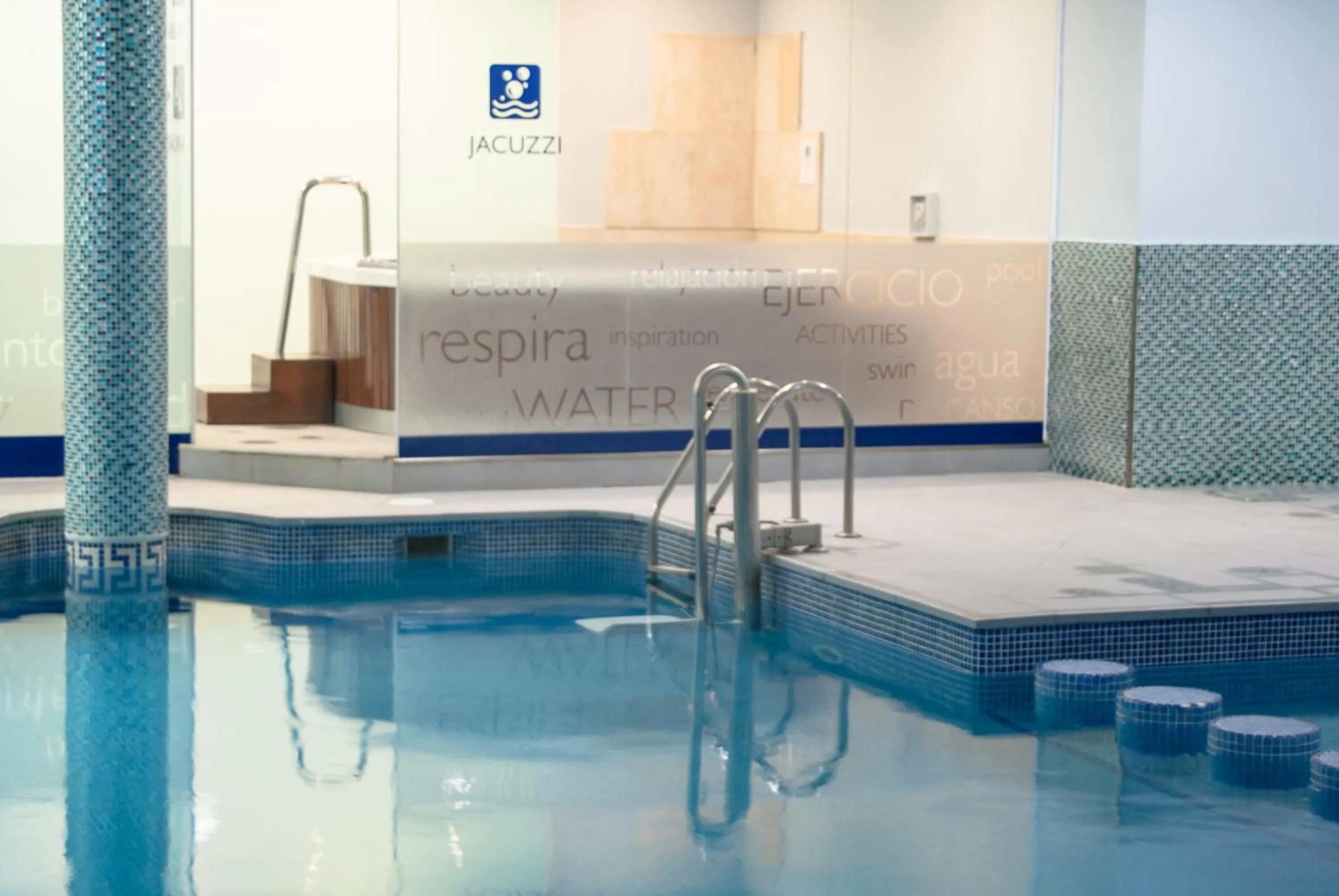 Swimming pool in Ona Ogisaka Garden