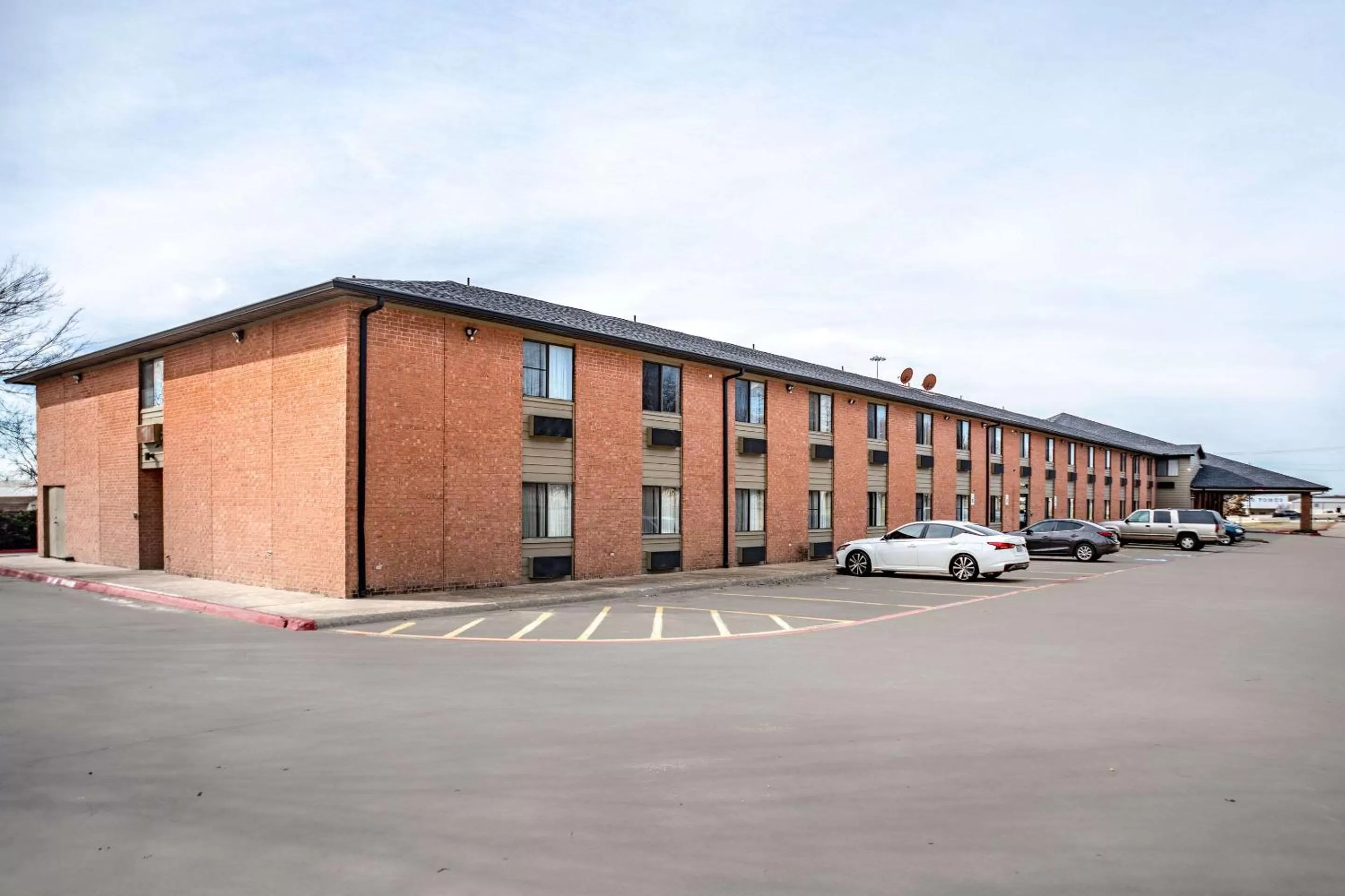 Property building in Econo Lodge Inn & Suites Mckinney - Plano North