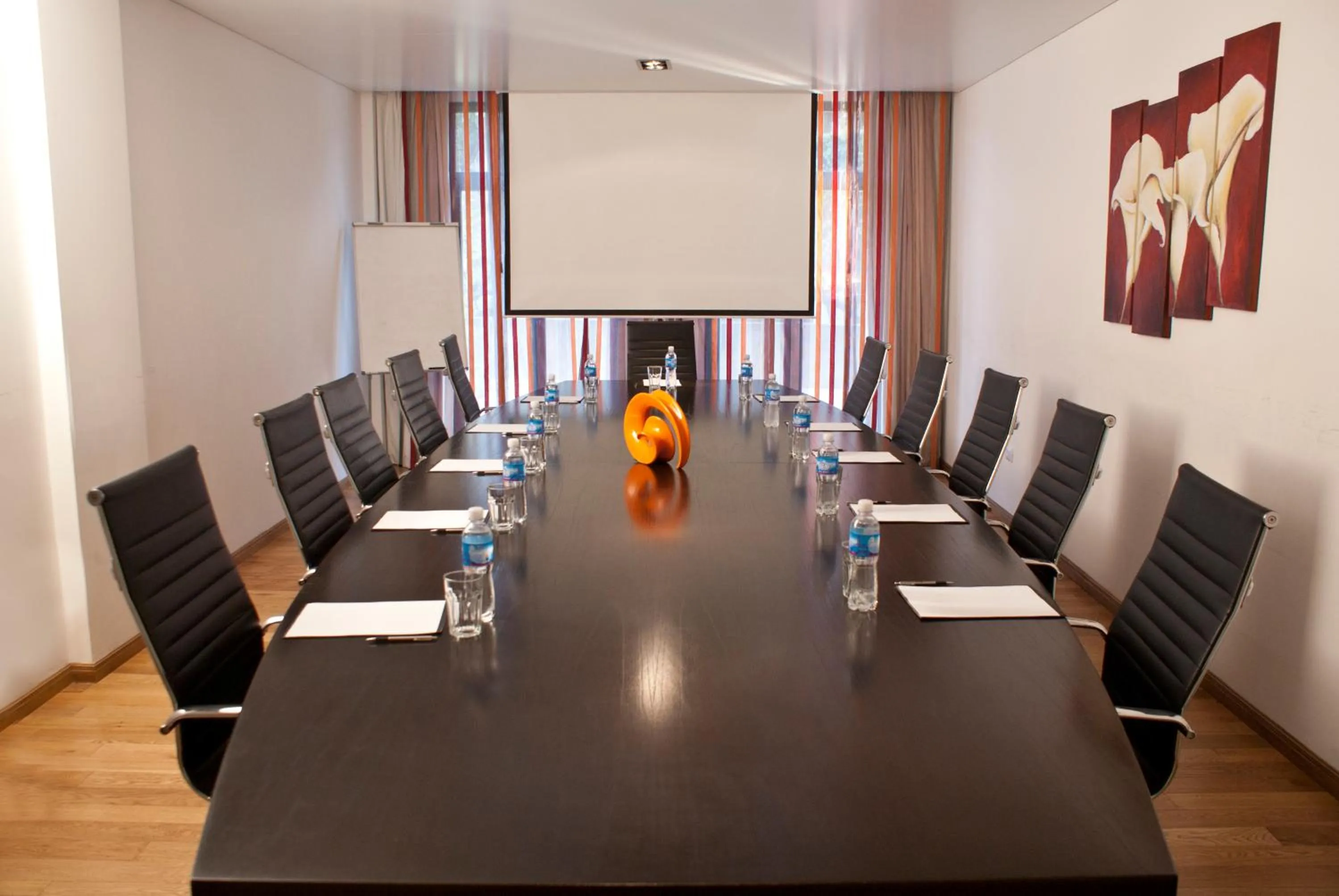 Communal lounge/ TV room in Hotel Plaza Central Canning