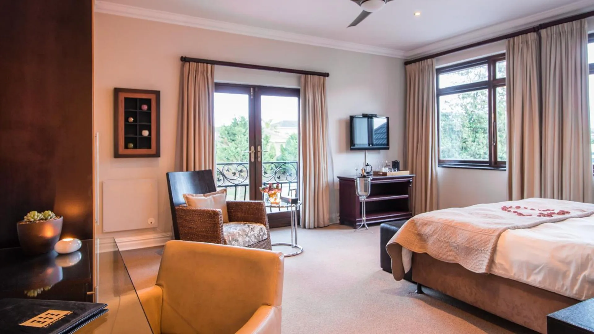 Photo of the whole room, Bed in Manor 38