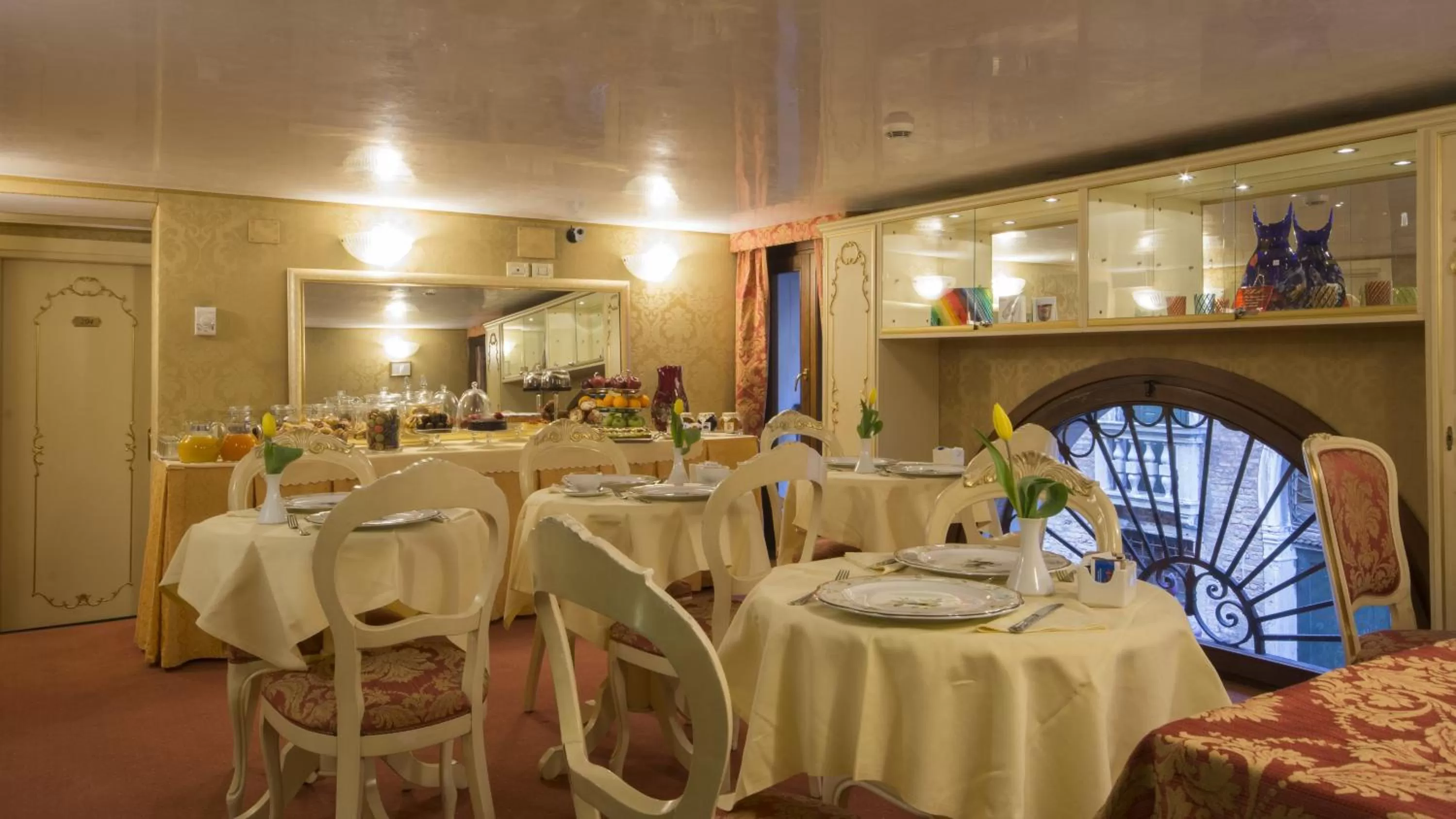 Restaurant/places to eat in Hotel Becher