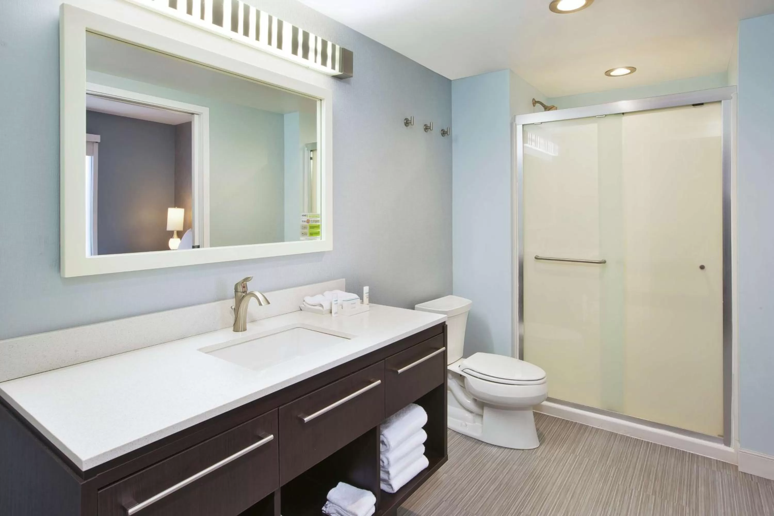 Bathroom, Bed in Home2 Suites By Hilton Pittsburgh Area Beaver Valley