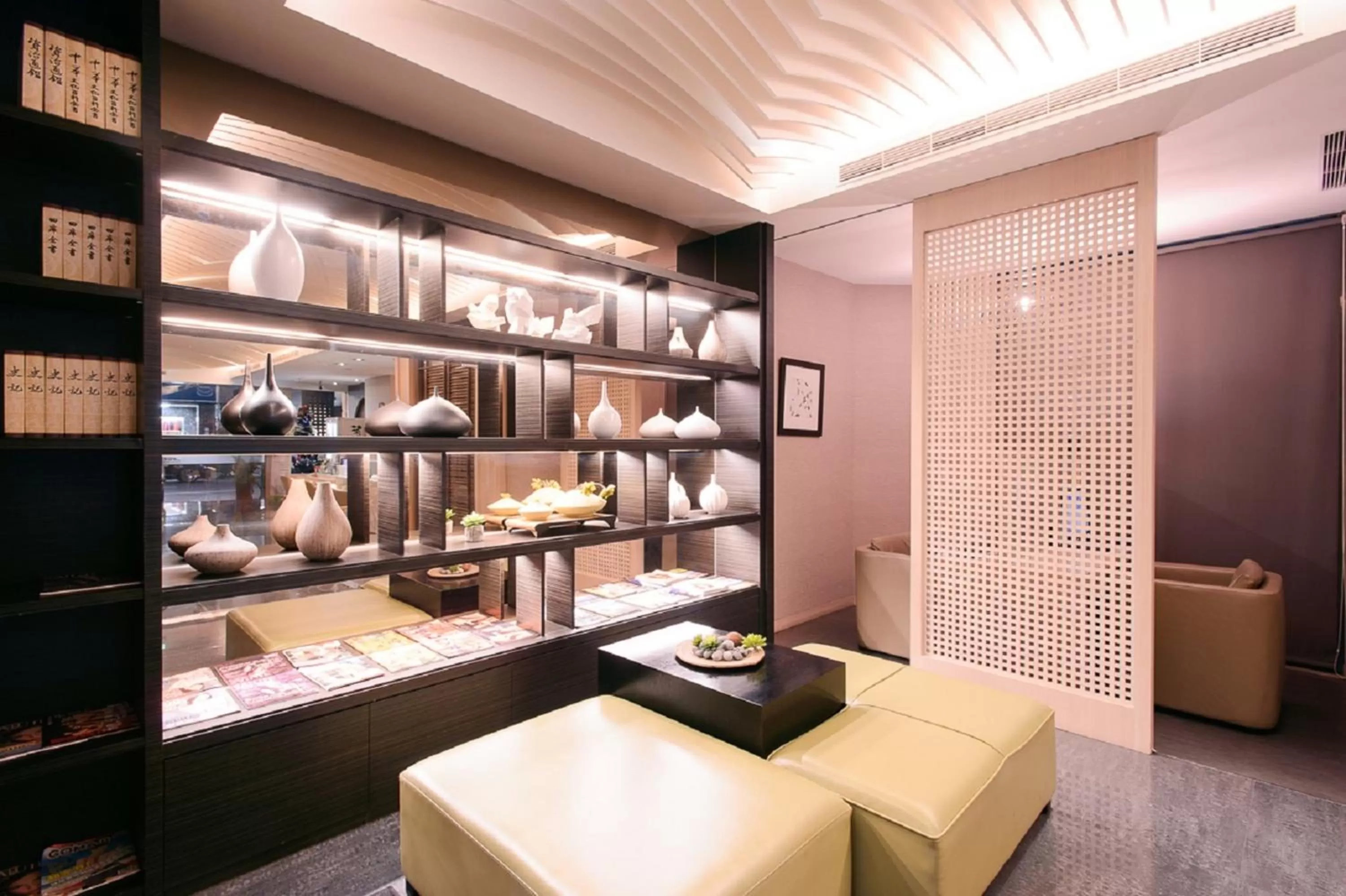 Communal lounge/ TV room, Bed in Kiwi Express Hotel - Kaohsiung Station