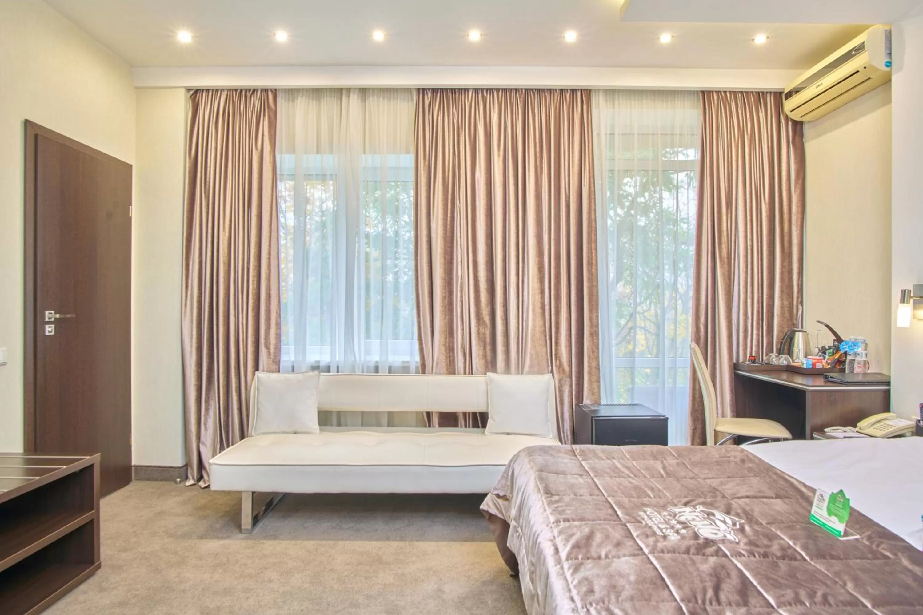 Photo of the whole room, Seating Area in Hotel & Spa NEMO with dolphins