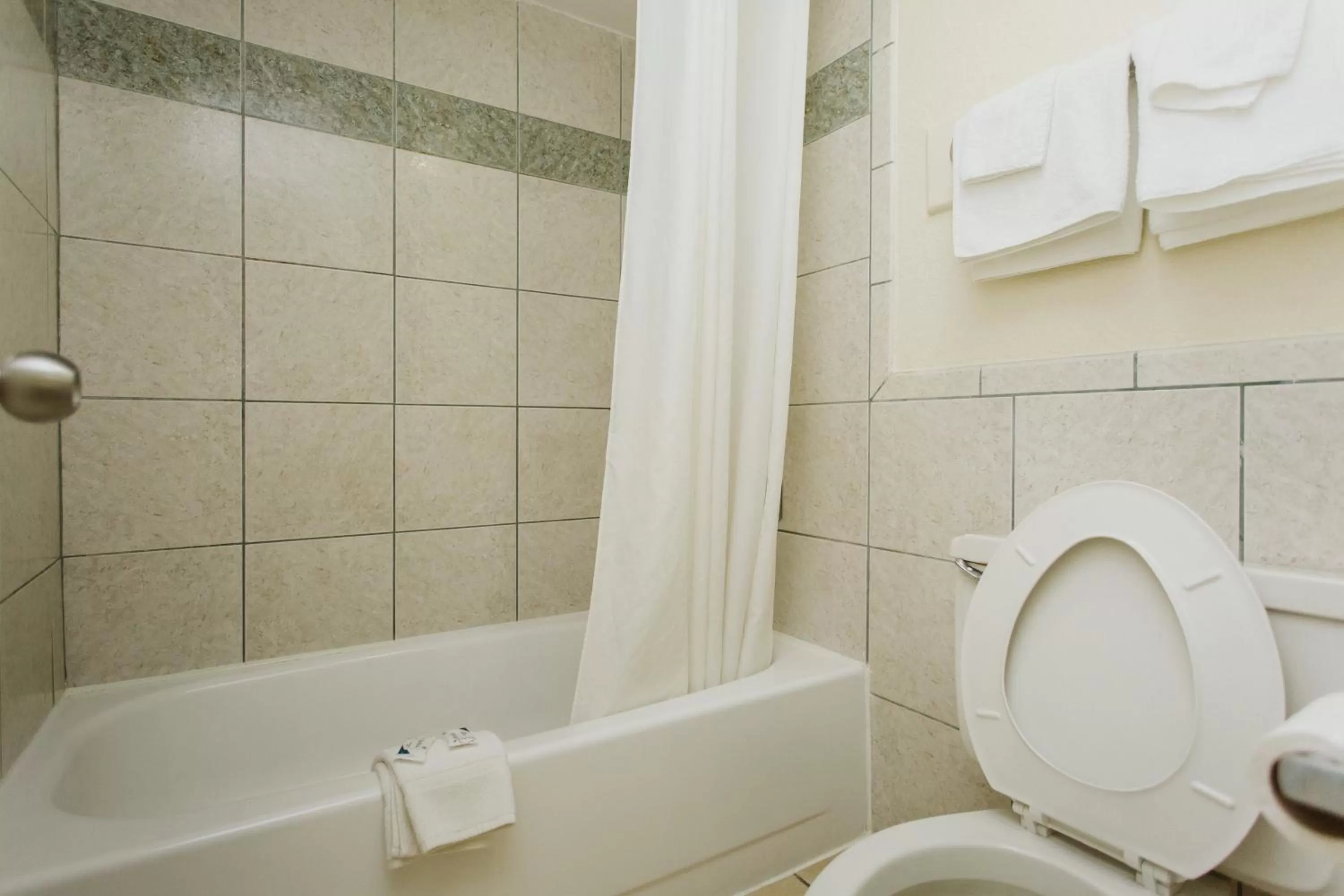 Bath, Bathroom in Space City Inn