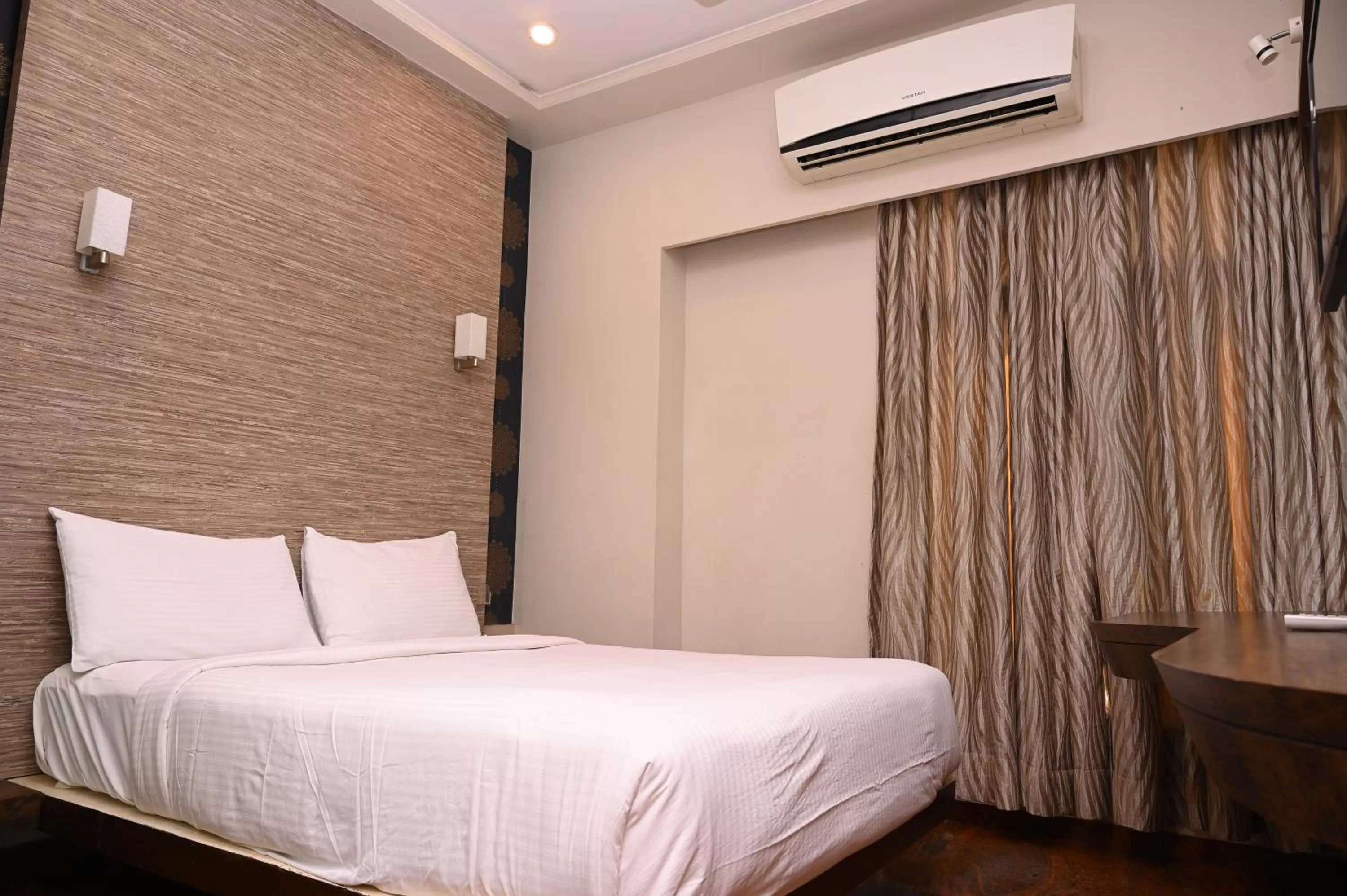 Bedroom, Bed in HOTEL CENTER POINT