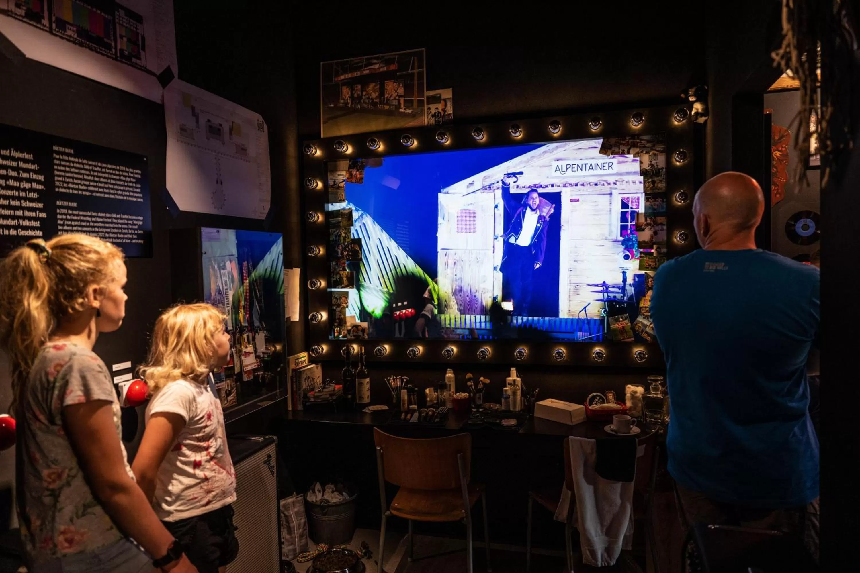 People in Bretterhotel