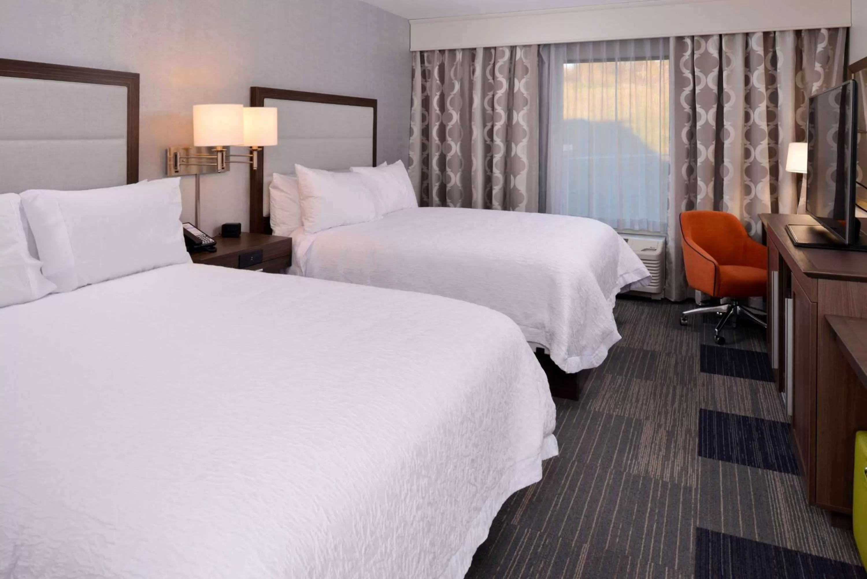 Bed in Hampton Inn & Suites Albany-East Greenbush, NY