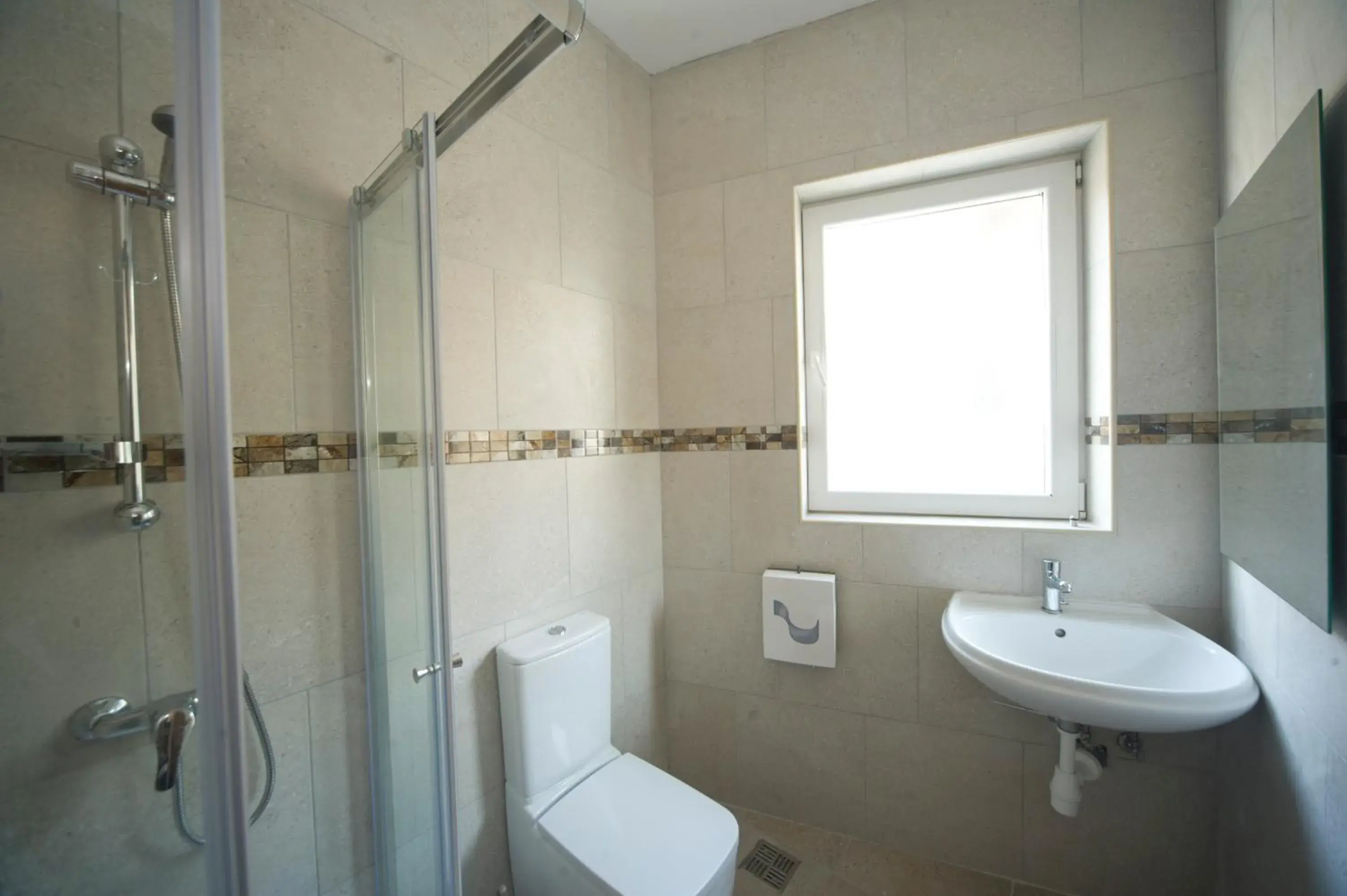 Deluxe Queen Room with Ensuite in Marco Polo Party Hostel Deluxe Queen Room with Ensuite in Marco Polo Party Hostel