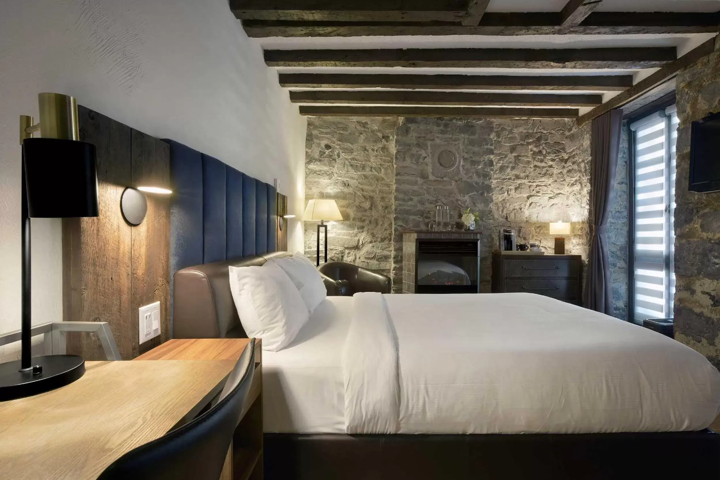 Superior Queen Room in Hotel Épik Montréal Superior Queen Room in Hotel Épik Montréal