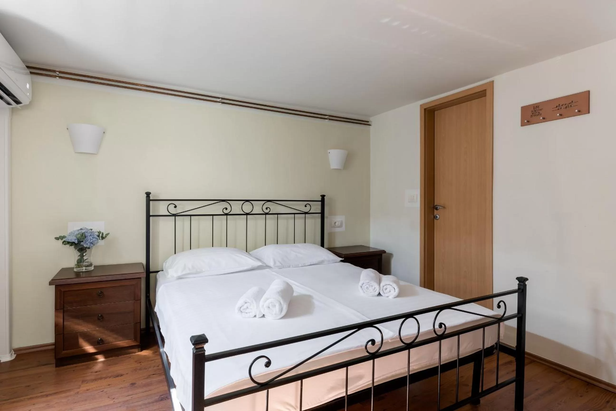 Photo of the whole room, Bed in B&B Miracolo di Mare Retro