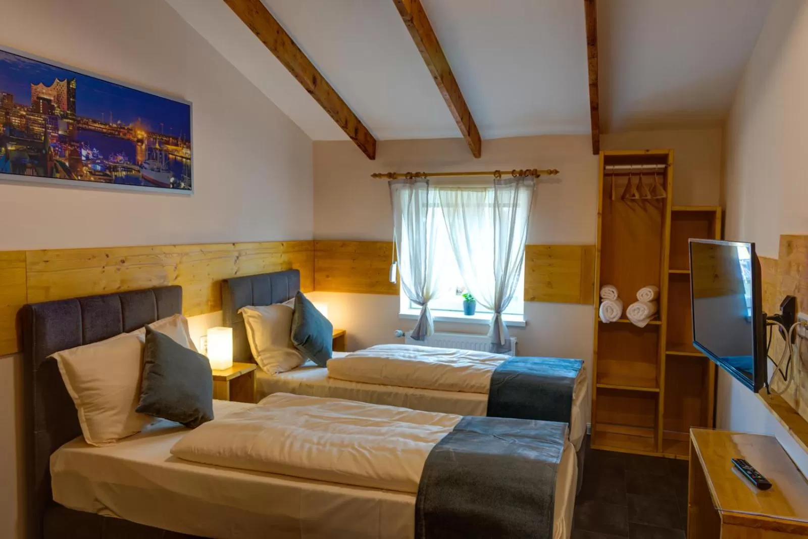 Photo of the whole room, Bed in SchlafHütte