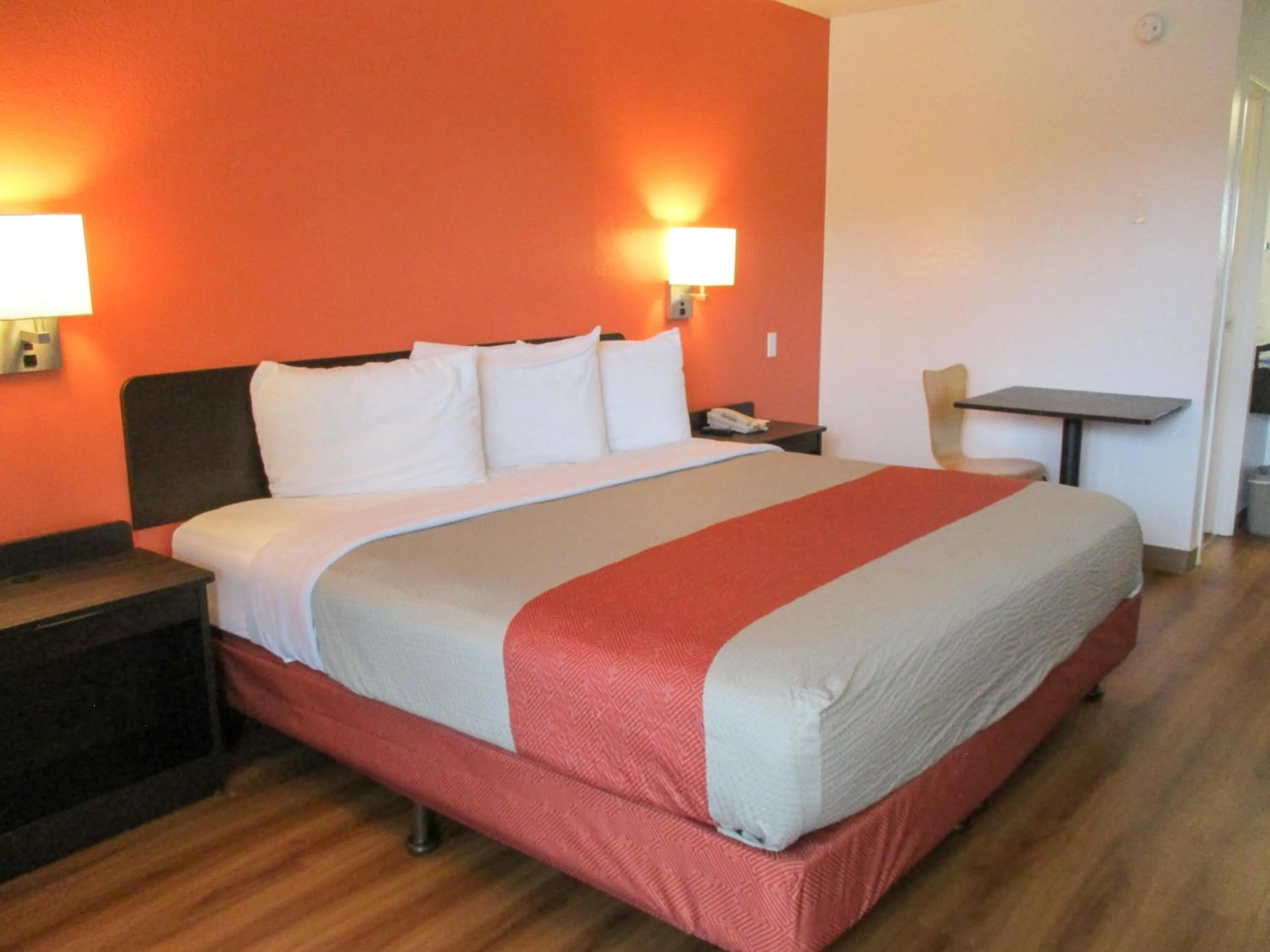 Photo of the whole room, Bed in Motel 6-Memphis, TN - Downtown