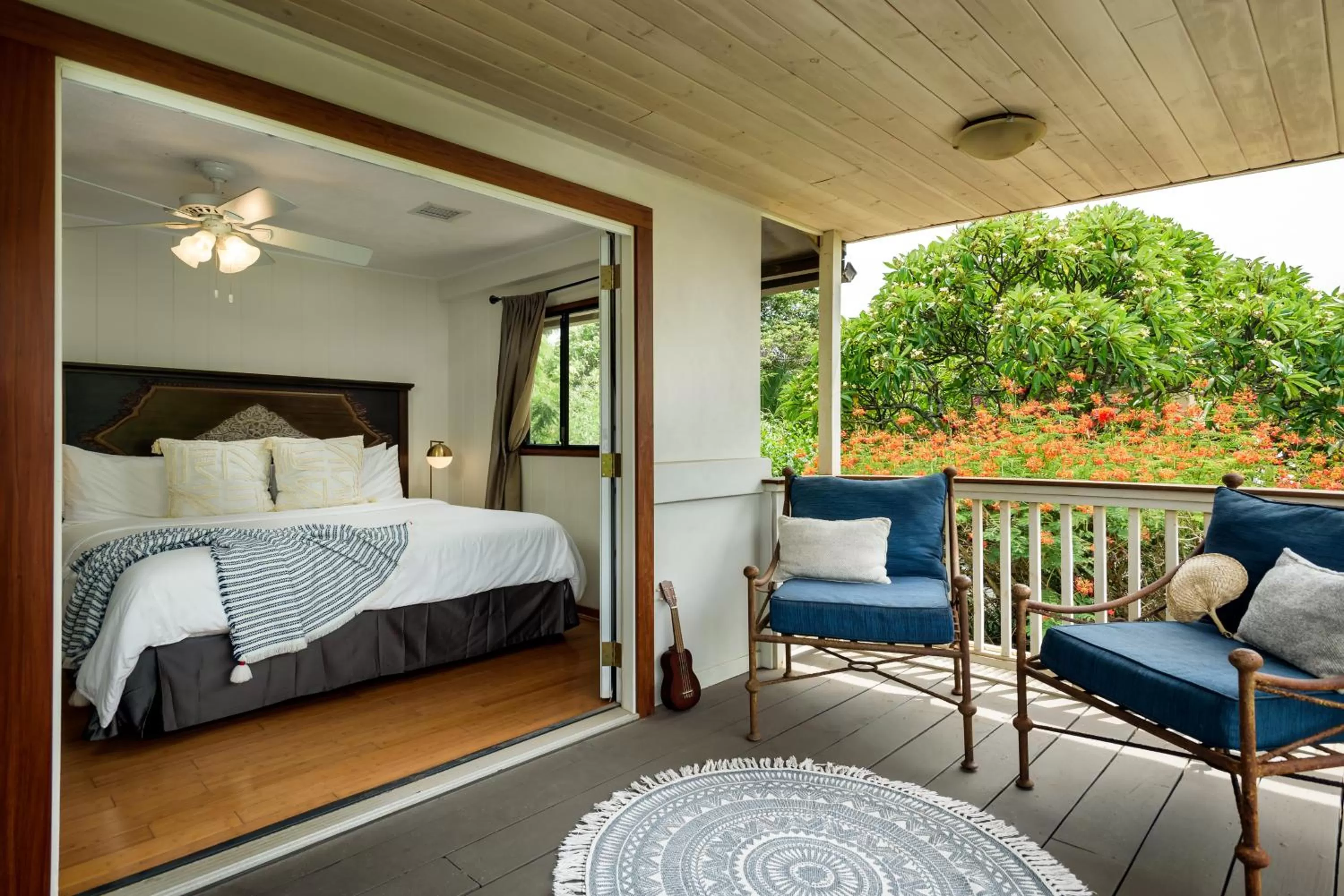 Balcony/Terrace, Bed in Paia Inn