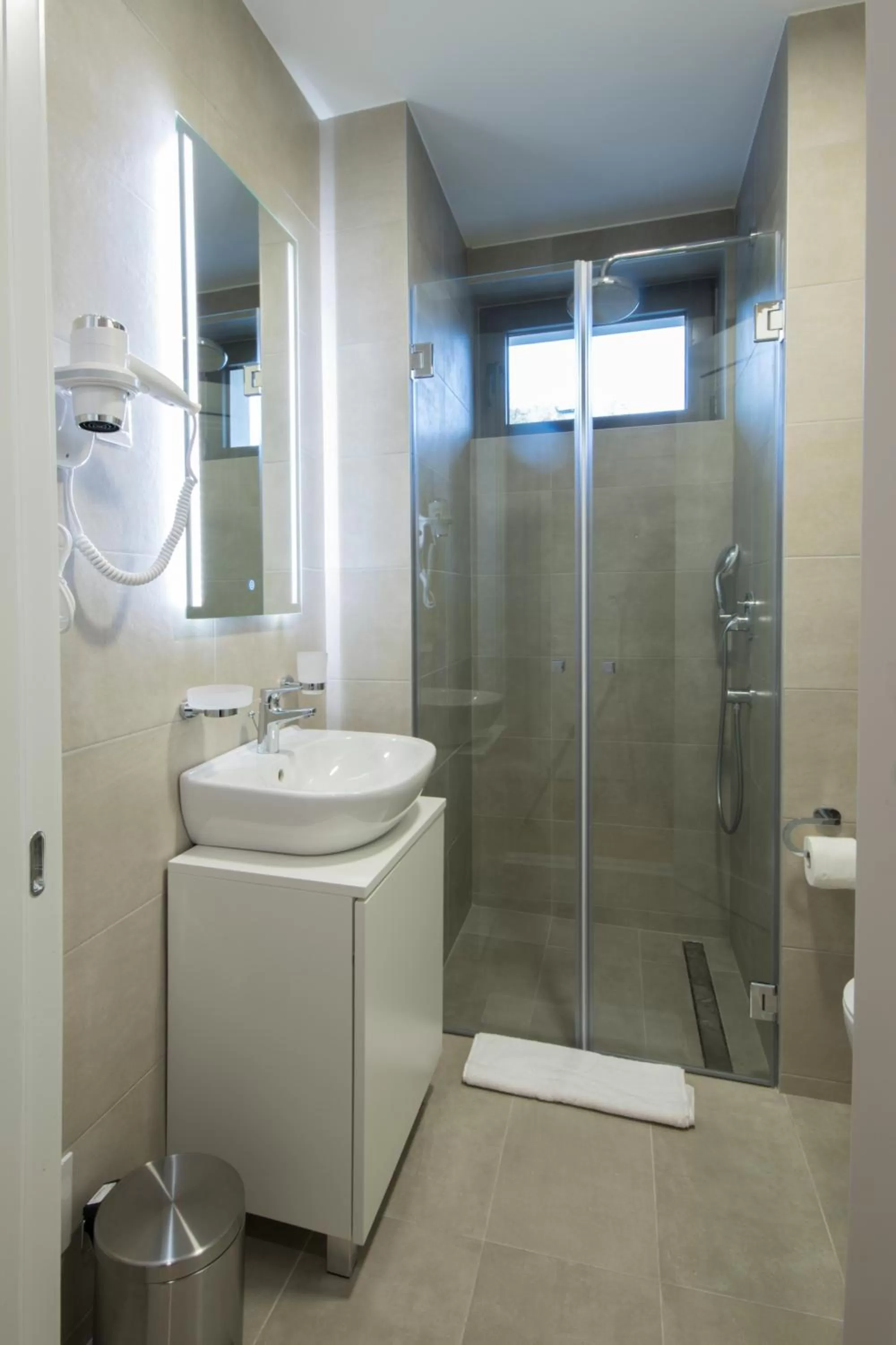 Shower, Bathroom in Hotel LoRa