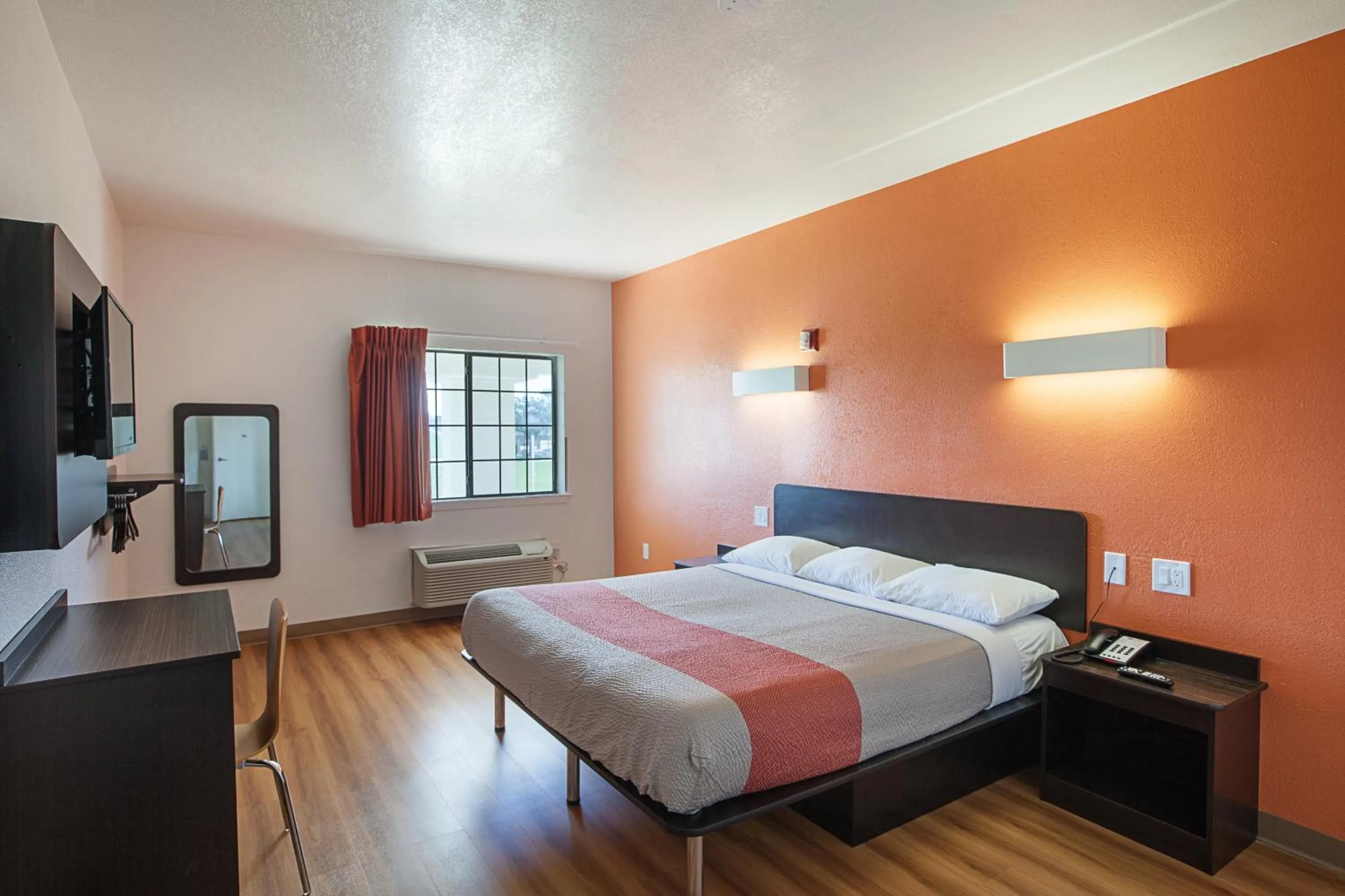Bedroom, Bed in Motel 6-Bedford, TX - Fort Worth