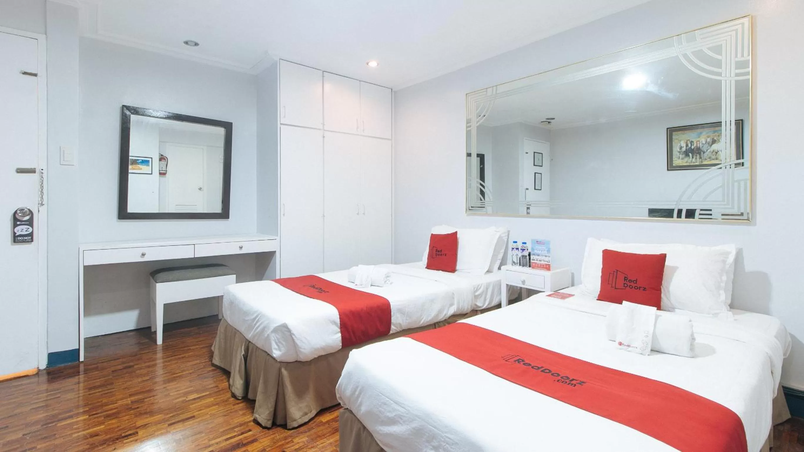Bed in RedDoorz Premium near Greenbelt Makati - Vaccinated Staff