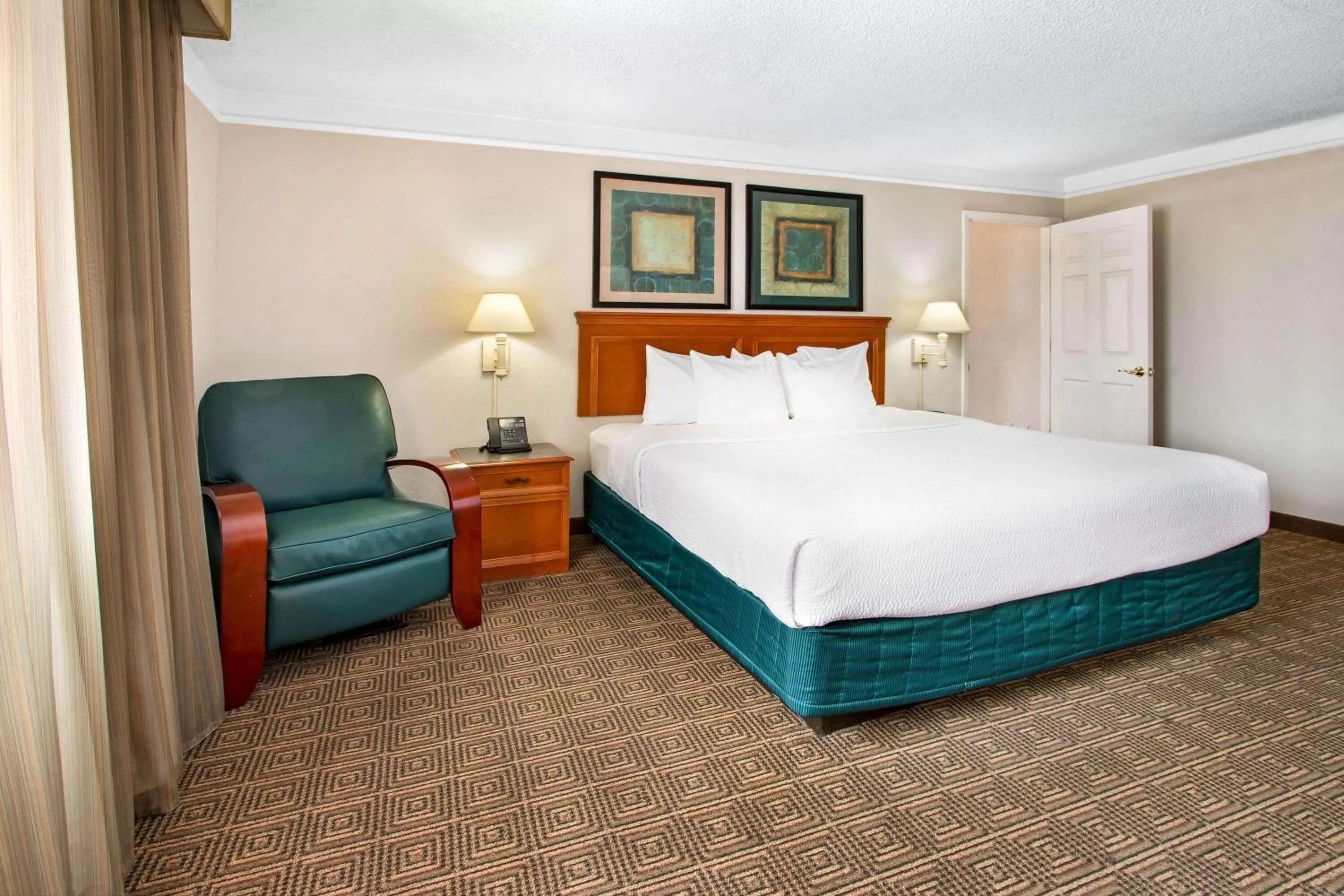 Photo of the whole room, Bed in La Quinta Inn by Wyndham Albuquerque Airport