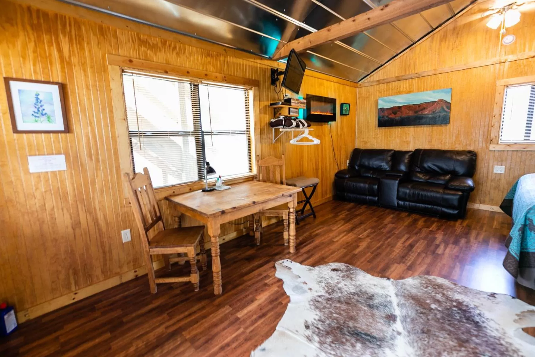 Dining area in Walnut Canyon Cabins