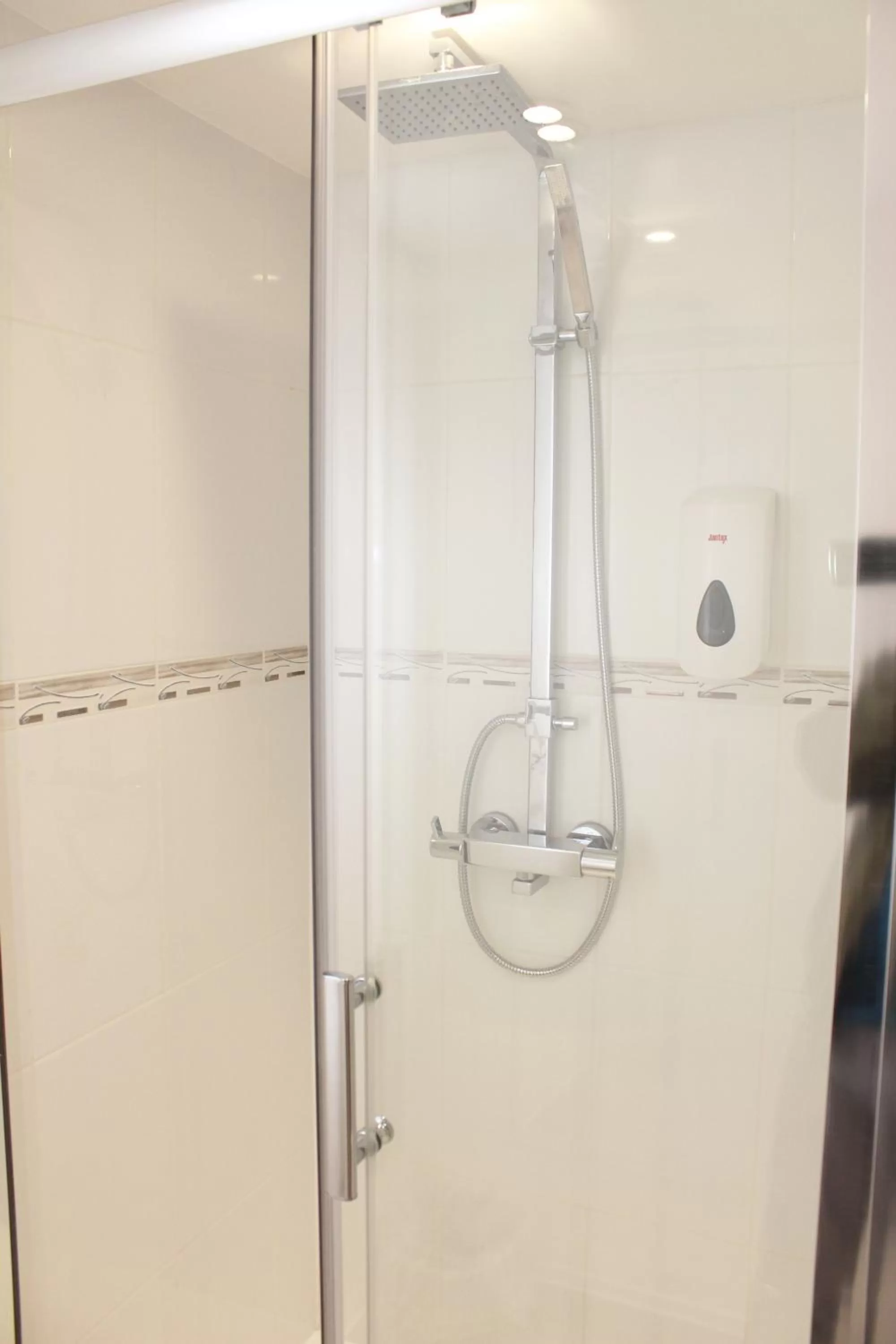 Shower in Flexistay Leicester Gable Aparthotel