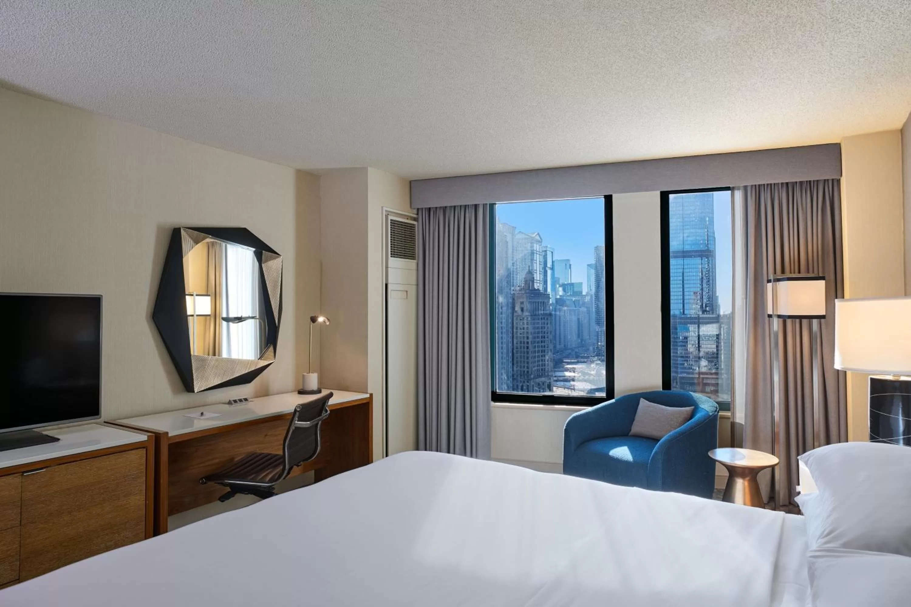 Photo of the whole room, Bed in Sheraton Grand Chicago Riverwalk