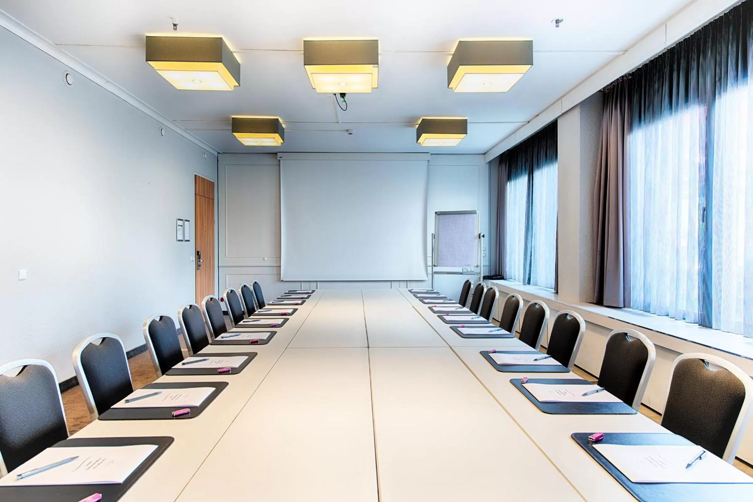 Meeting/conference room in Crowne Plaza Frankfurt Congress Hotel by IHG