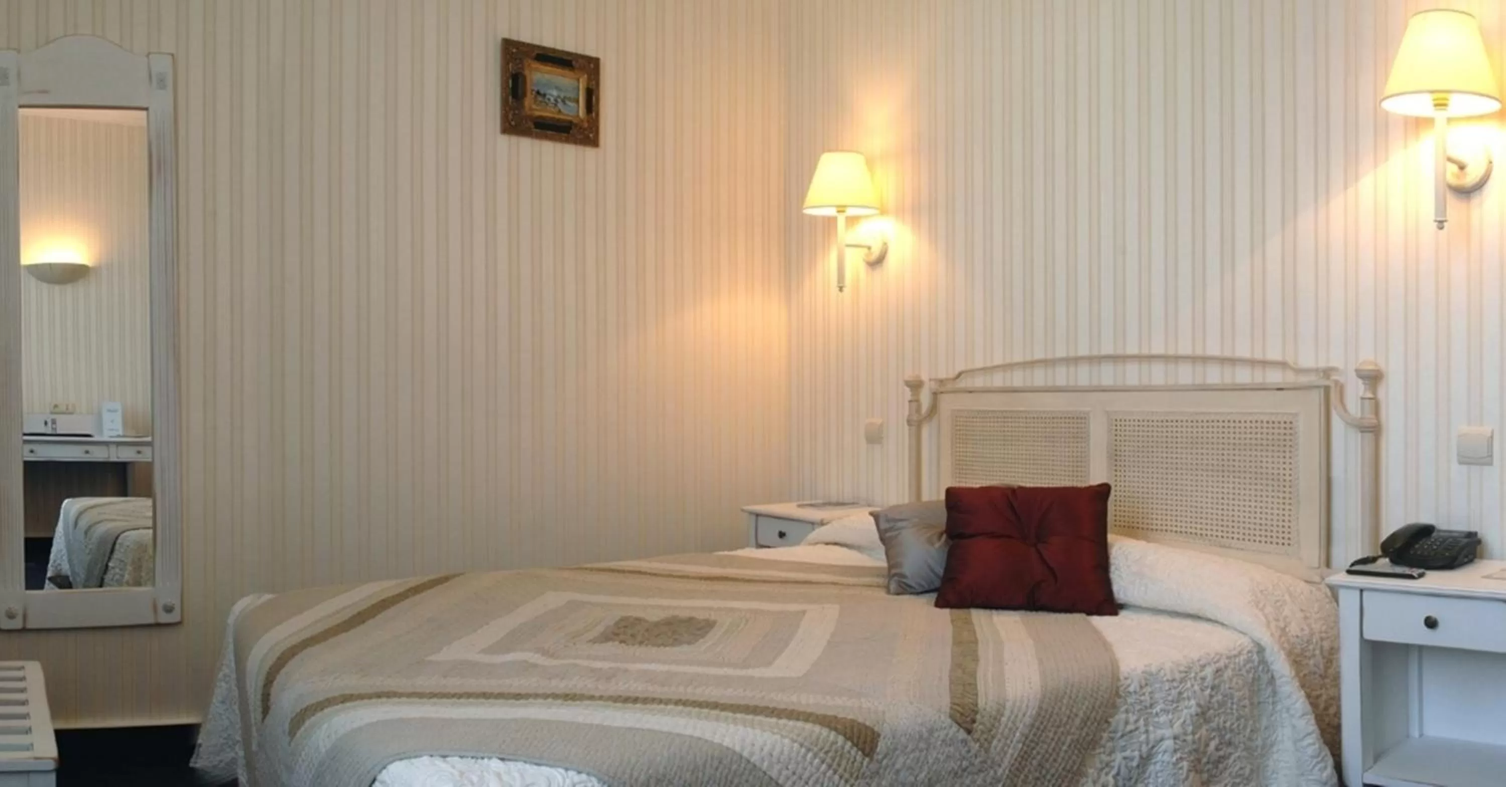 Bed in Hôtel De France