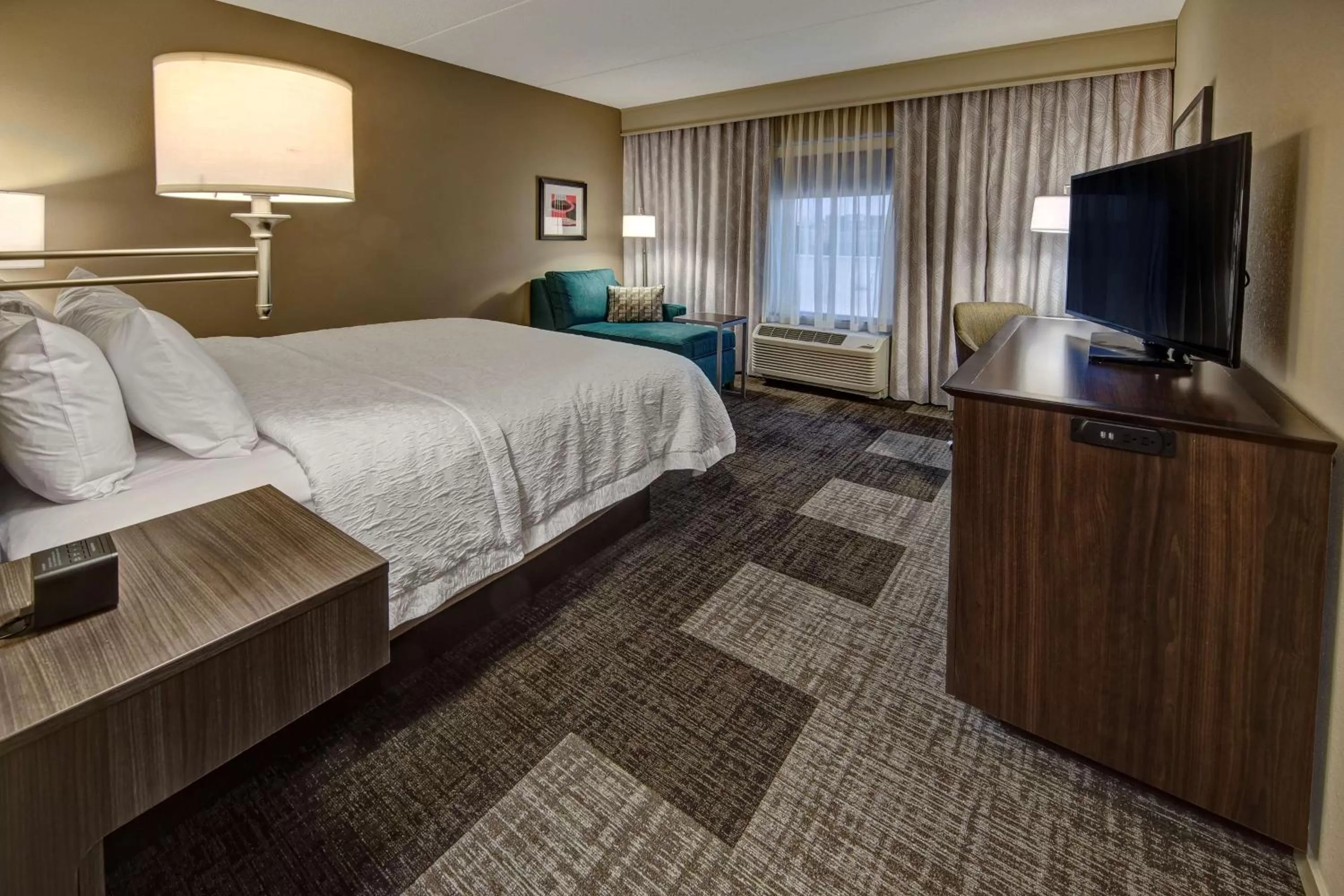 Bed in Hampton Inn & Suites By Hilton Nashville Hendersonville Tn