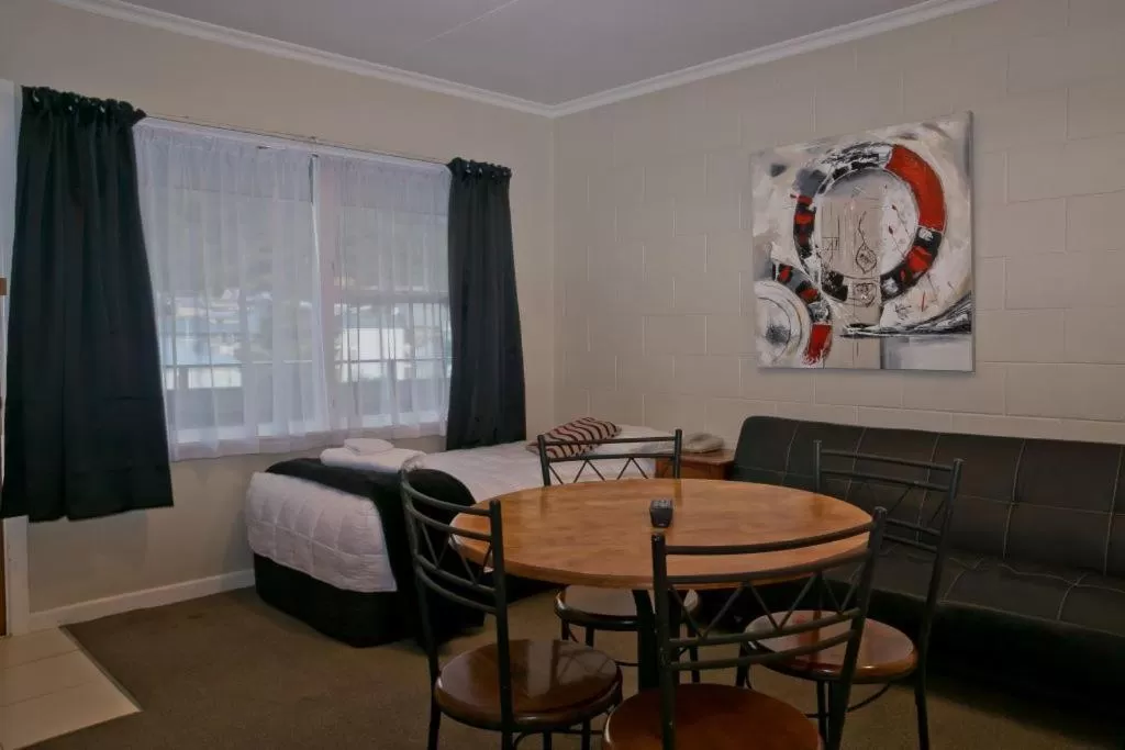 Day, Bed in Picton Accommodation Gateway Motel