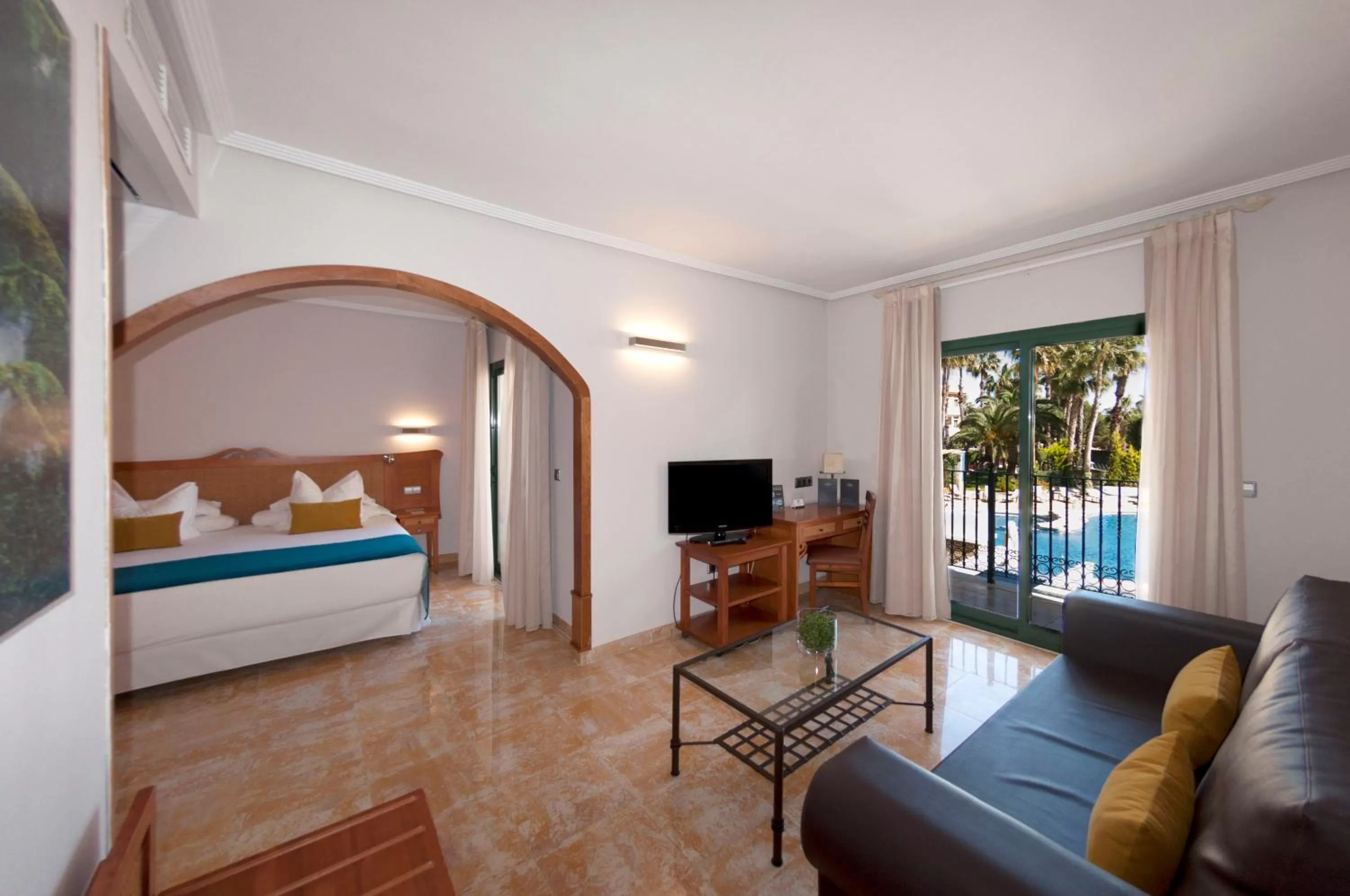Living room, Bed in Hotel La Laguna Spa & Golf