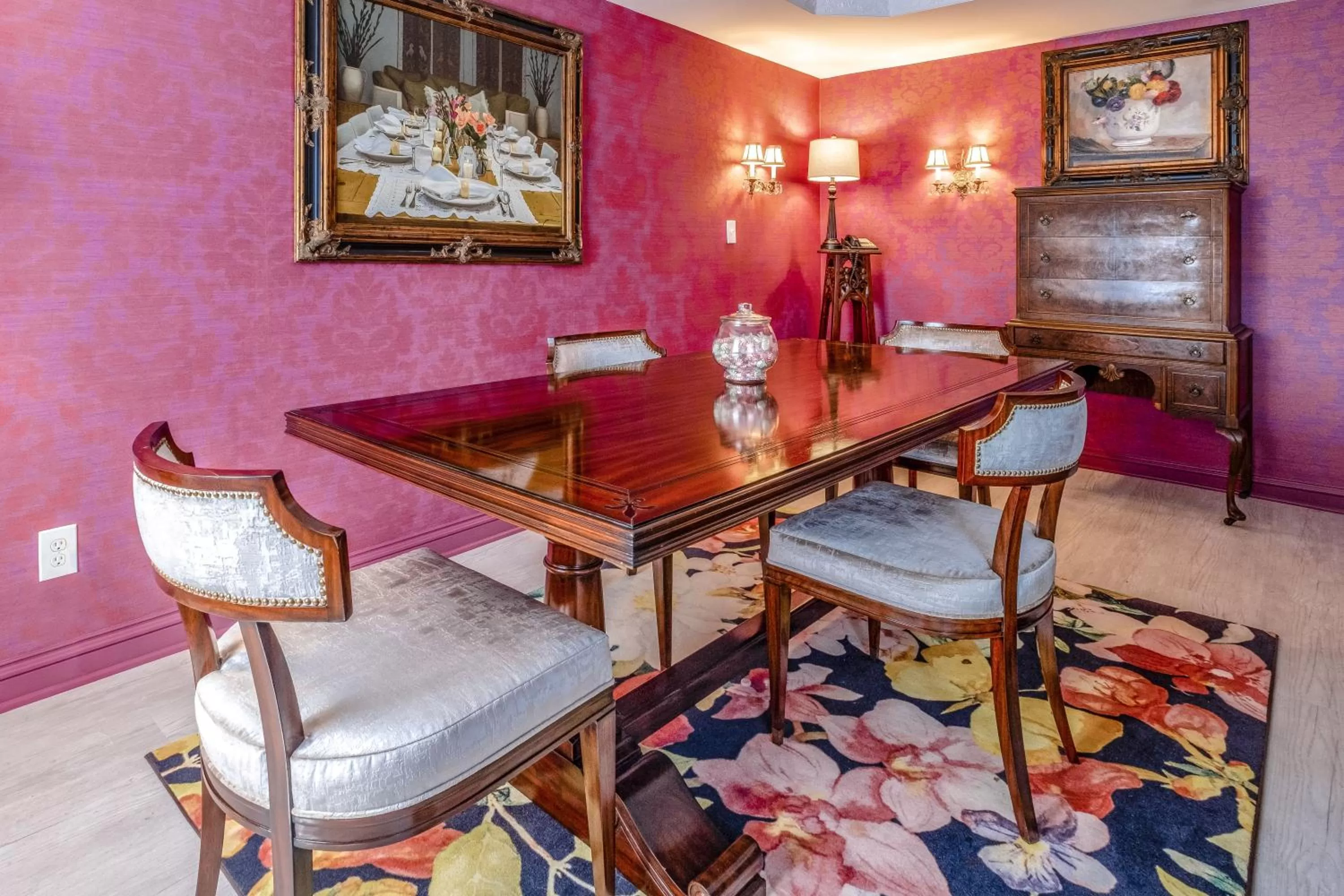 Dining area in Red Coach Inn