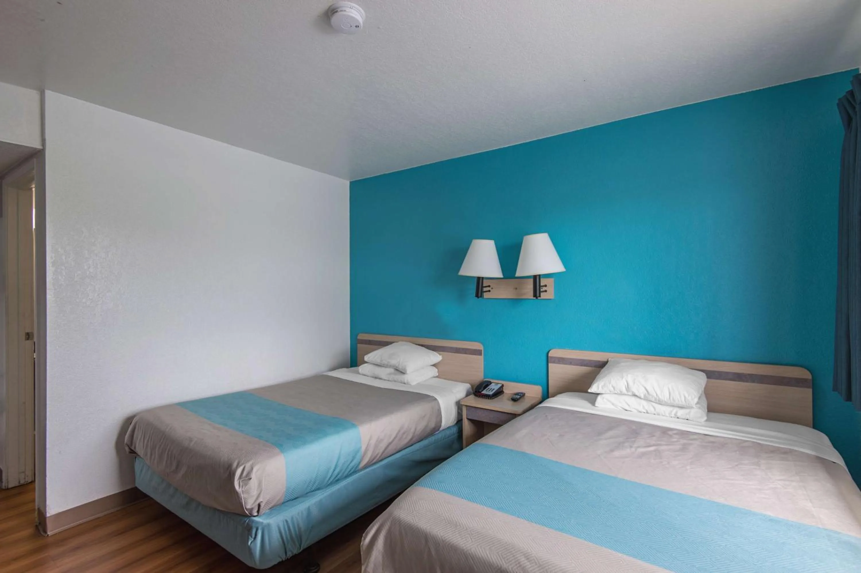 Photo of the whole room, Bed in Motel 6 Kansas City, MO - Airport