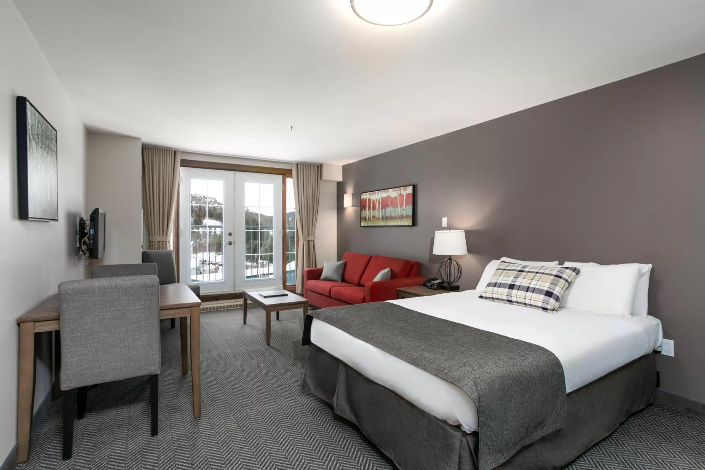 Photo of the whole room, Bed in Tour des Voyageurs