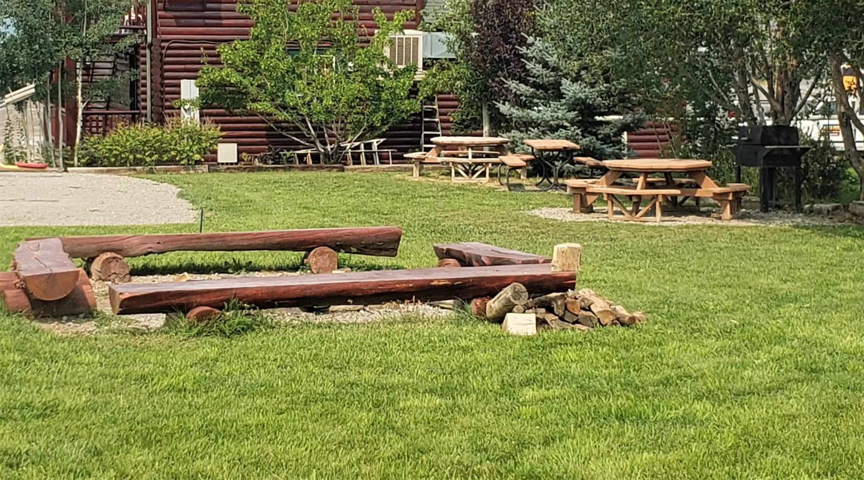 BBQ facilities in Wolf Den Log Cabin Motel and RV Park