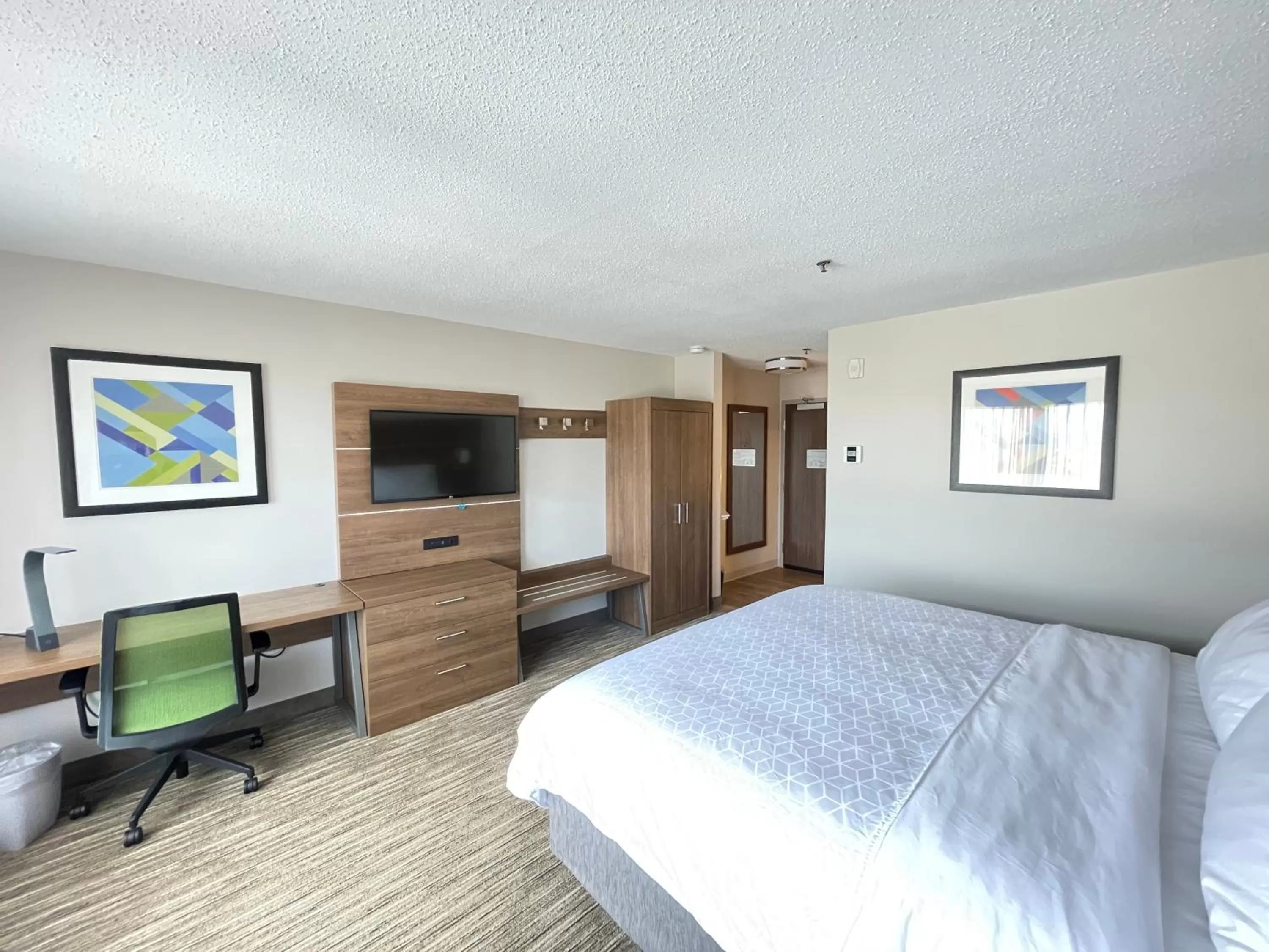 Photo of the whole room, Bed in Holiday Inn Express South Burlington by IHG
