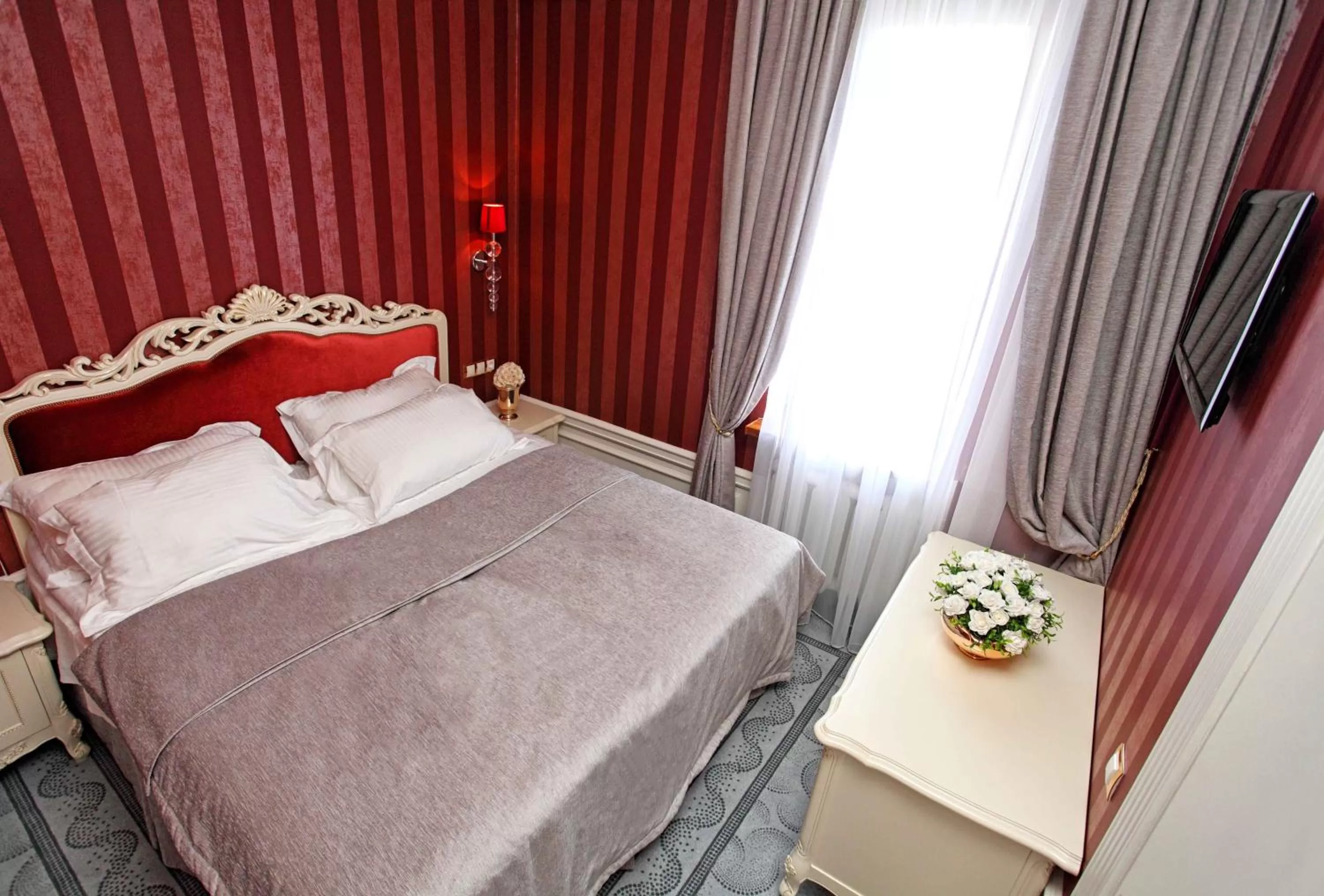 Bed in Royal Olympic Hotel