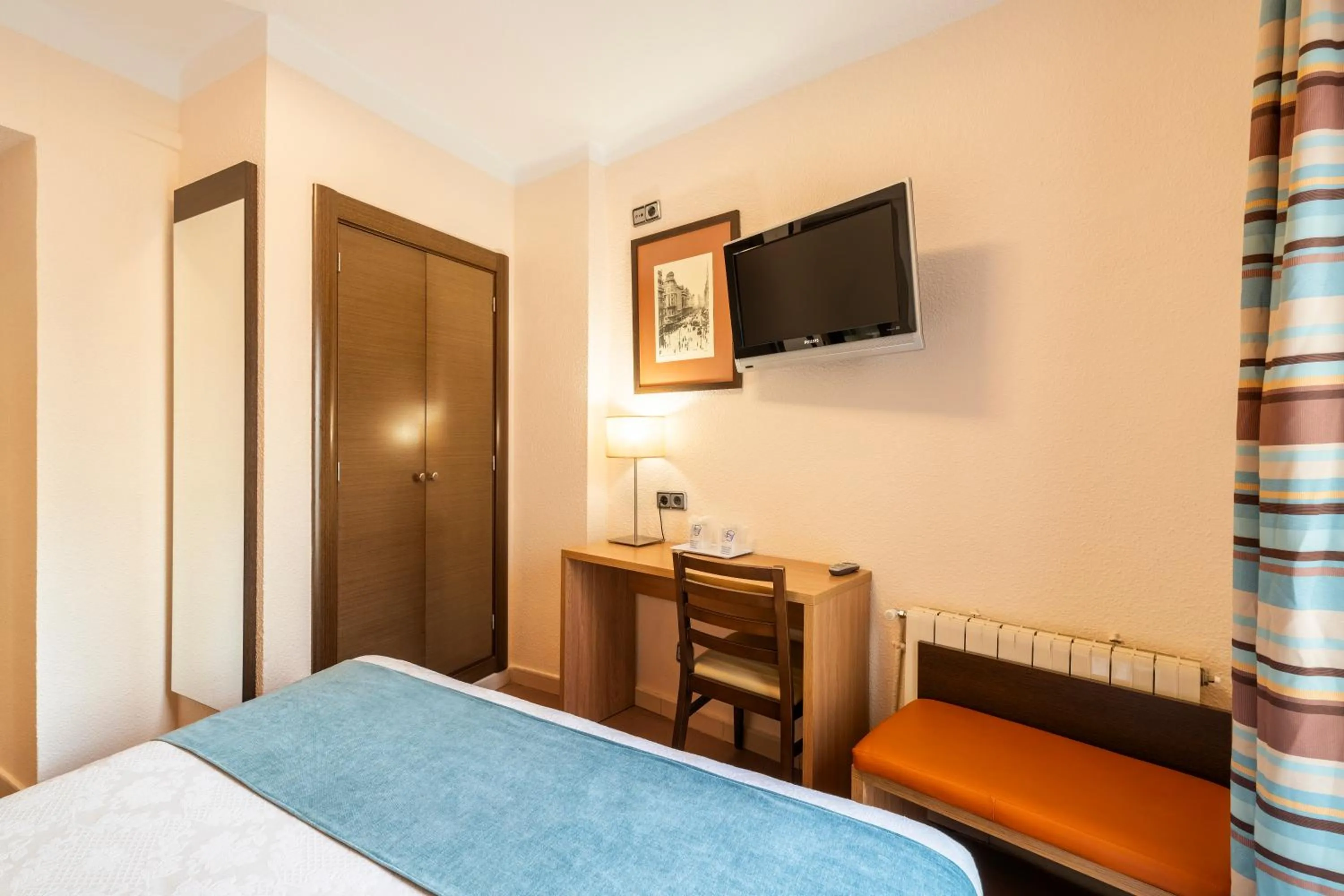 Bedroom, Bed in Hostal Ballesta