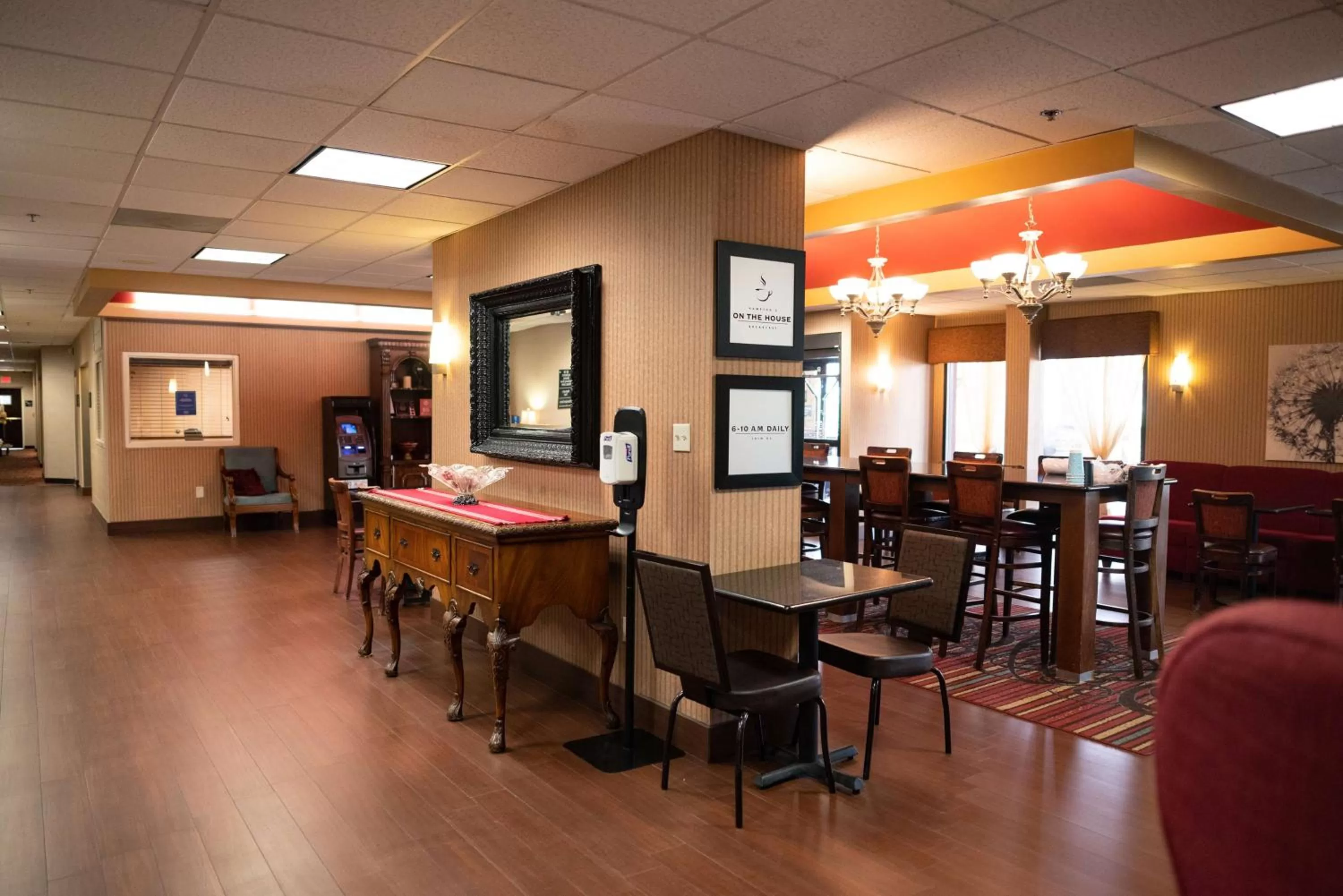 Communal lounge/ TV room in Hampton Inn Oklahoma City-Northwest