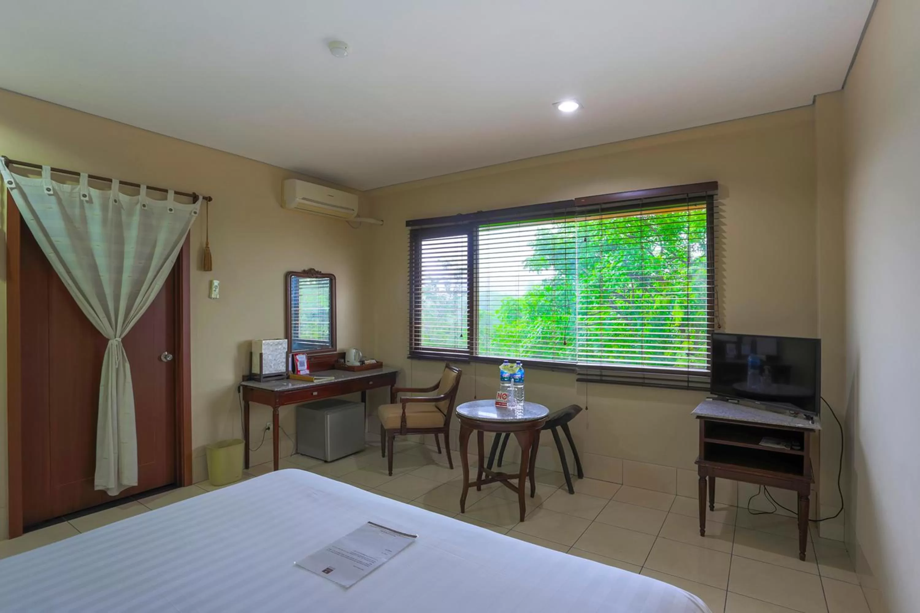 View (from property/room), Bed in The Jayakarta Suites Komodo Flores