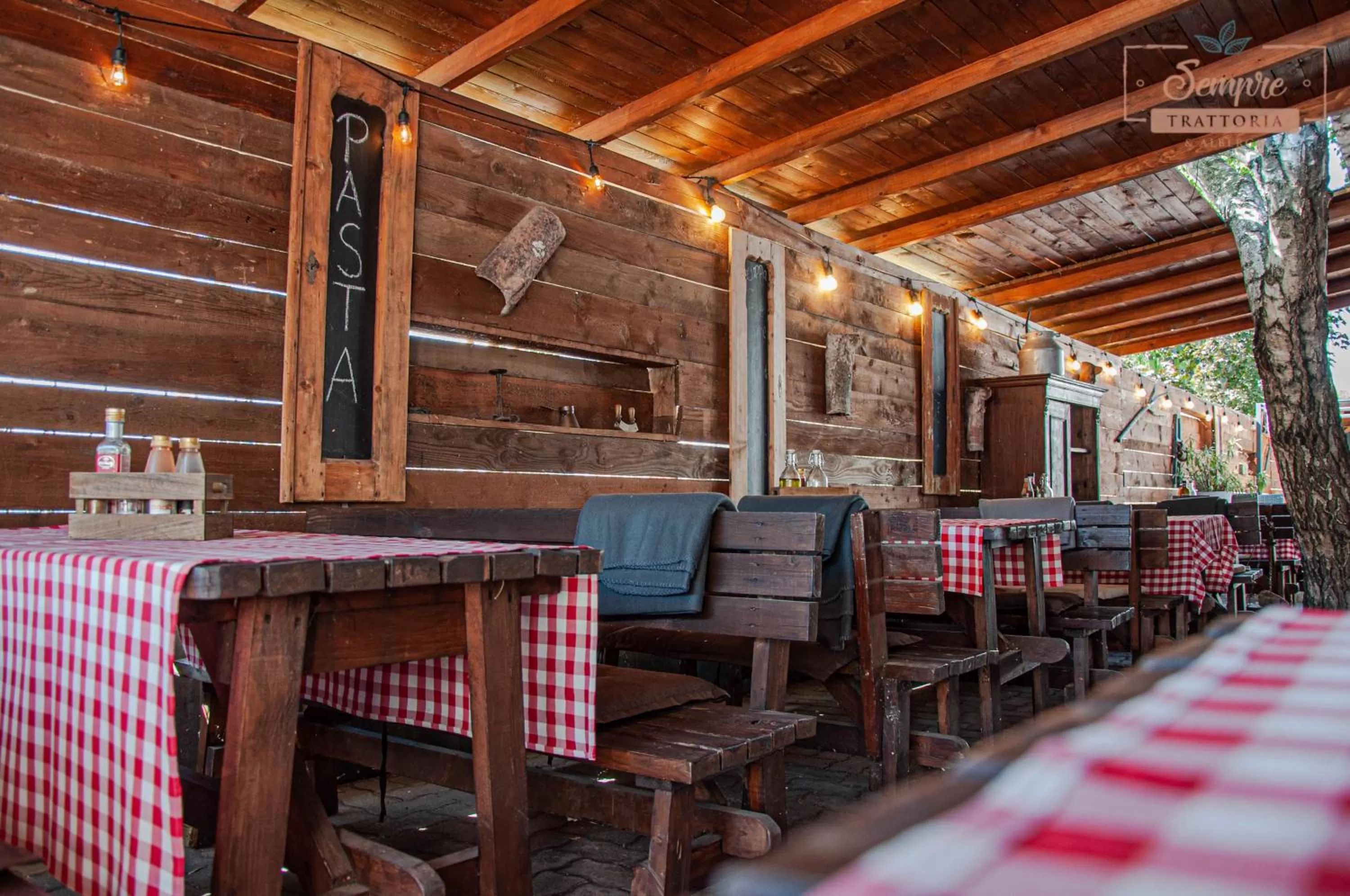 Lounge/Bar in Sempre Étterem És Panzió